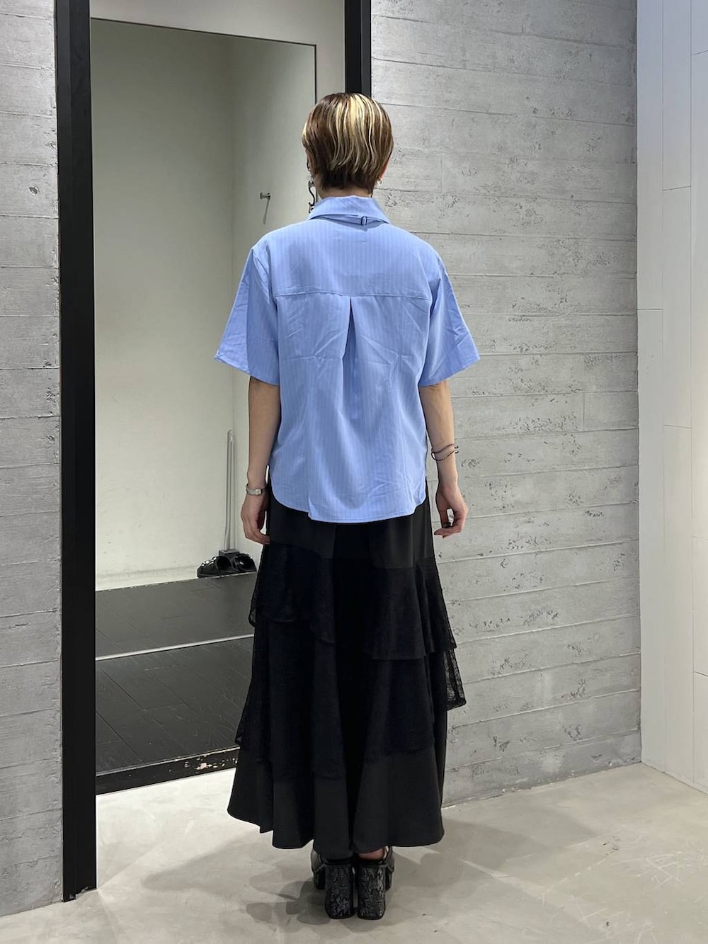 ブルー系のシャツ/ブラウス、ブラック系のサンダル、ブラック系のスカートを着用したレディースの夏コーディネートの5枚目の写真