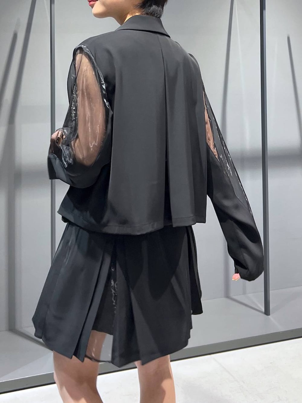 ブラック系のサンダル、ブラック系のその他パンツ、ブラック系のテーラードジャケットを着用したレディースの秋コーディネートの3枚目の写真