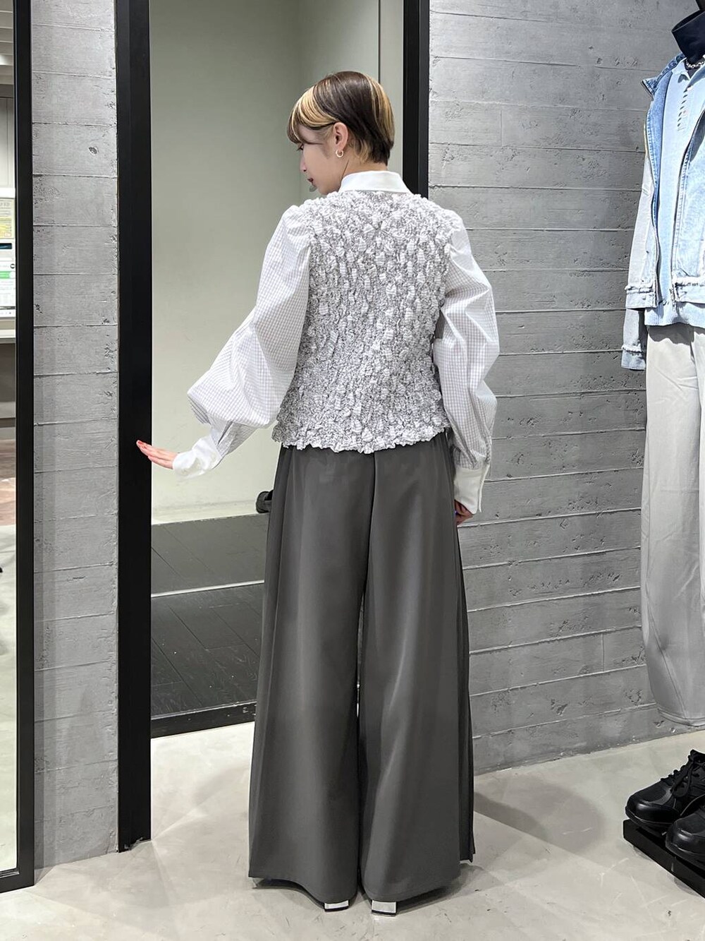 ブラック系のブーツ、ホワイト系のシャツ/ブラウス、グレー系のスラックスを着用したレディースの冬コーディネートの5枚目の写真