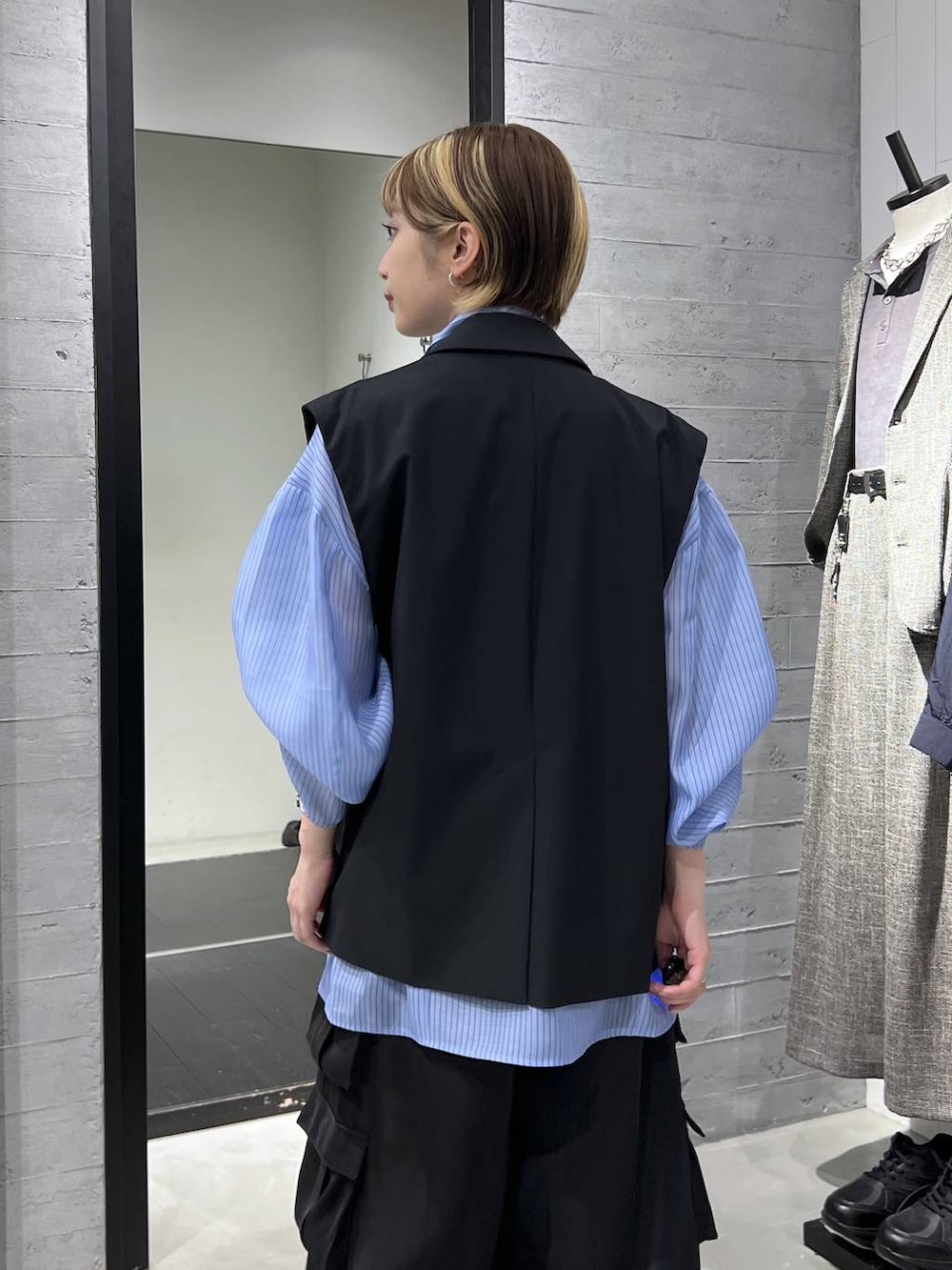 ブラック系のブーツ、ブラック系のテーラードジャケット、ブラック系のカーゴパンツを着用したレディースの春コーディネートの3枚目の写真