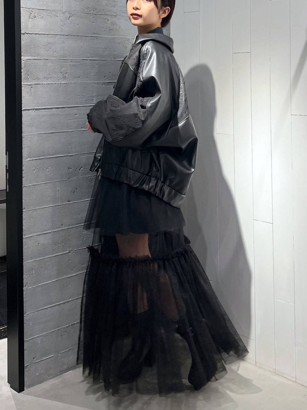 ブラック系のネクタイ、ブラック系のブルゾン、ブラック系のその他パンツを着用したレディースの秋コーディネートの4枚目の写真