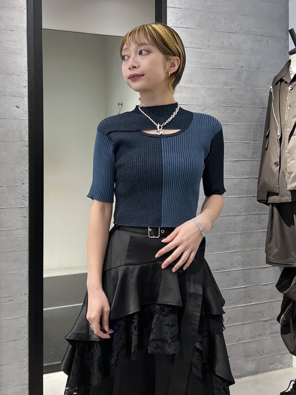 ブラック系のブーツ、ブラック系のスカート、ブラック系のブルゾンを着用したレディースの春コーディネートの5枚目の写真