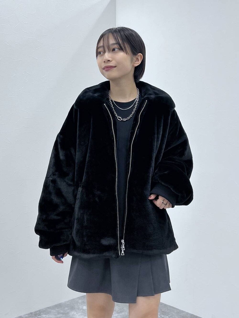 ブラック系のブルゾン、グレー系のその他パンツ、ブラック系のブーツを着用したレディースの秋コーディネートの2枚目の写真