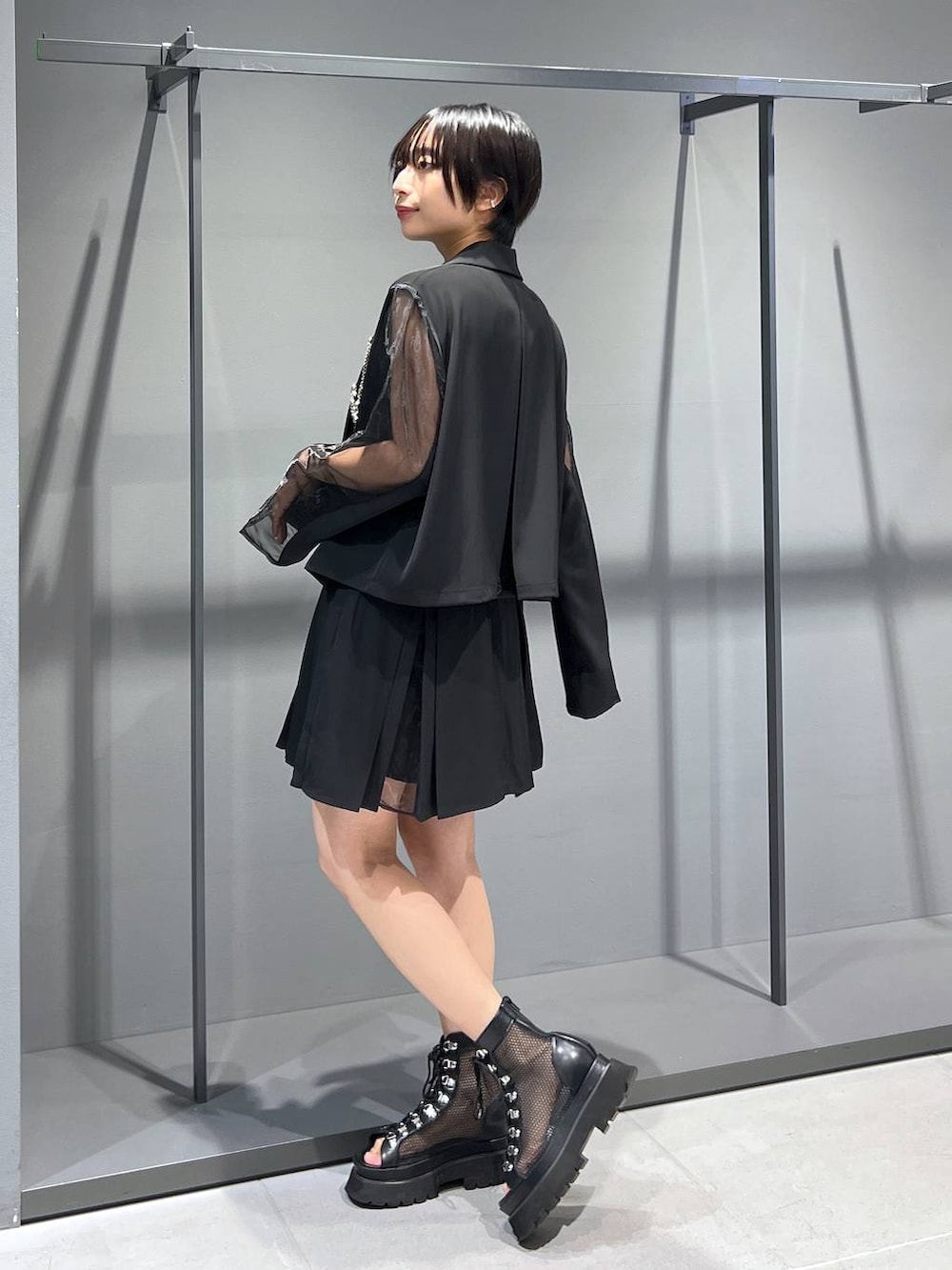 ブラック系のサンダル、ブラック系のその他パンツ、ブラック系のテーラードジャケットを着用したレディースの秋コーディネートの4枚目の写真