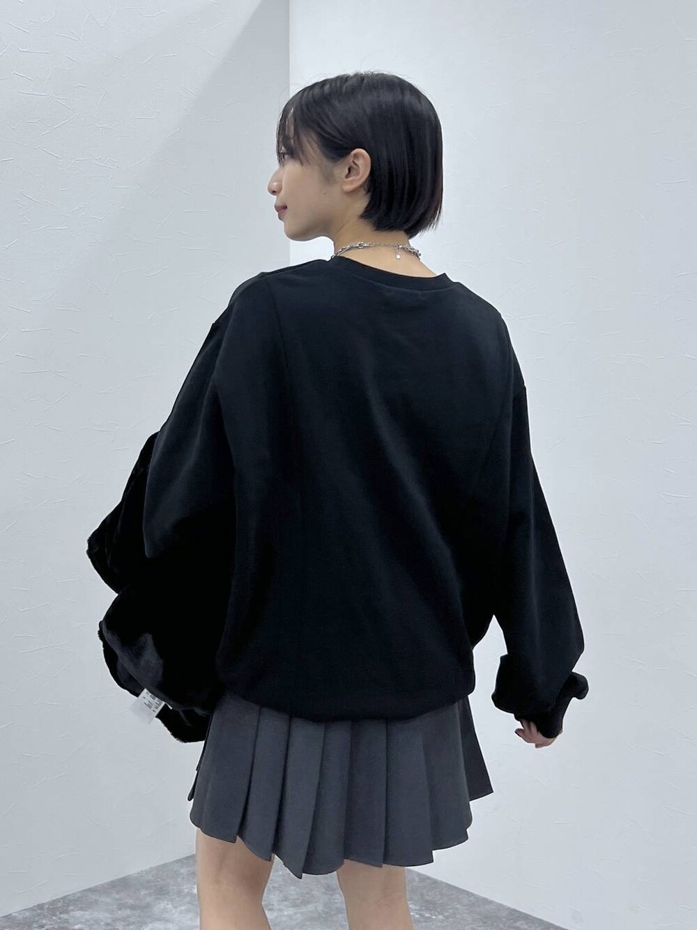 ブラック系のブルゾン、グレー系のその他パンツ、ブラック系のブーツを着用したレディースの秋コーディネートの5枚目の写真