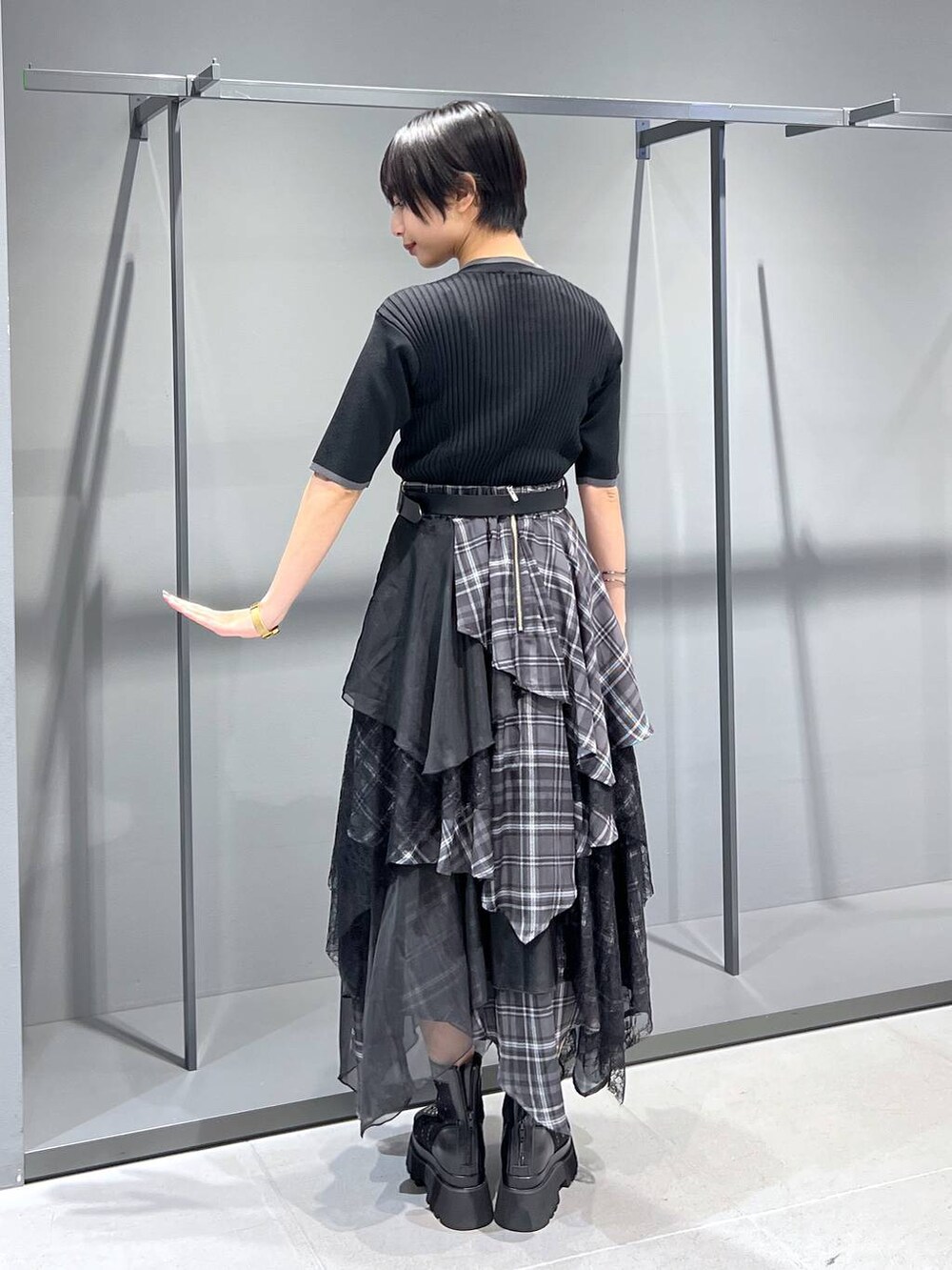 ブラック系のサンダル、ブラック系のニット/セーター、ブラック系のスカートを着用したレディースの夏コーディネートの4枚目の写真