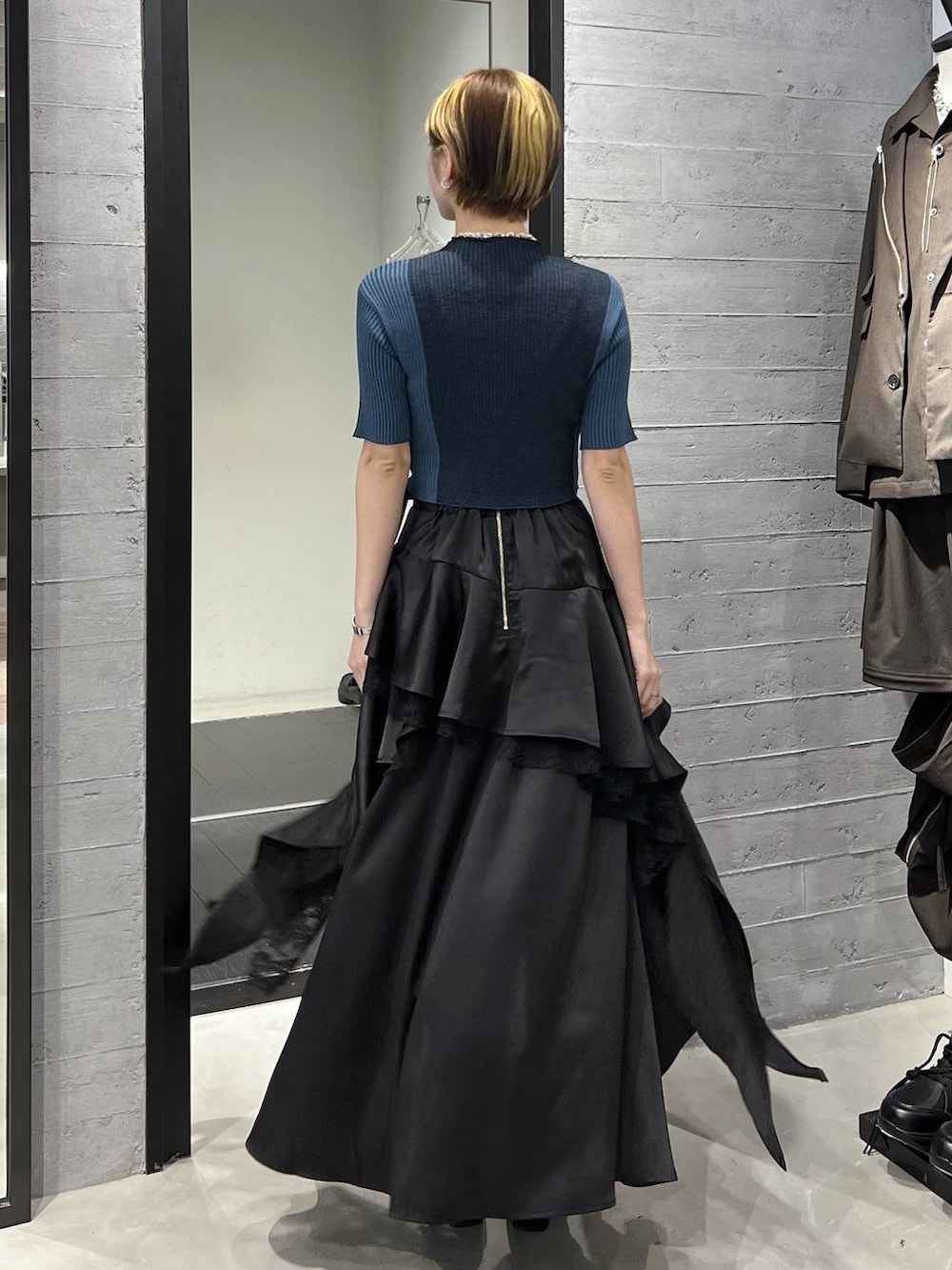 ブラック系のブーツ、ブラック系のスカート、ブラック系のブルゾンを着用したレディースの春コーディネートの6枚目の写真