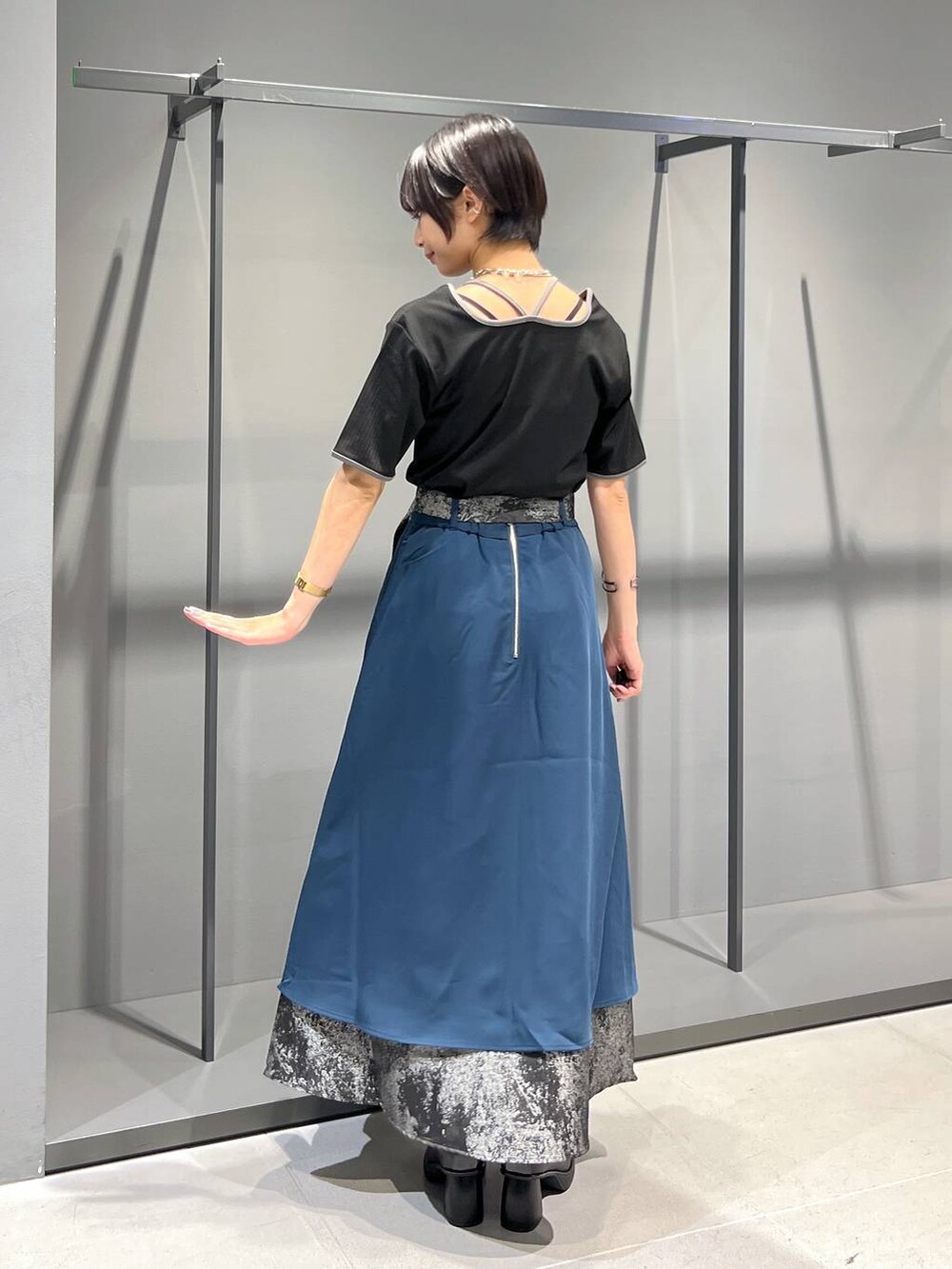 ブラック系のTシャツ/カットソー、ブラック系のローファー、ブルー系のスカートを着用したレディースの夏コーディネートの5枚目の写真