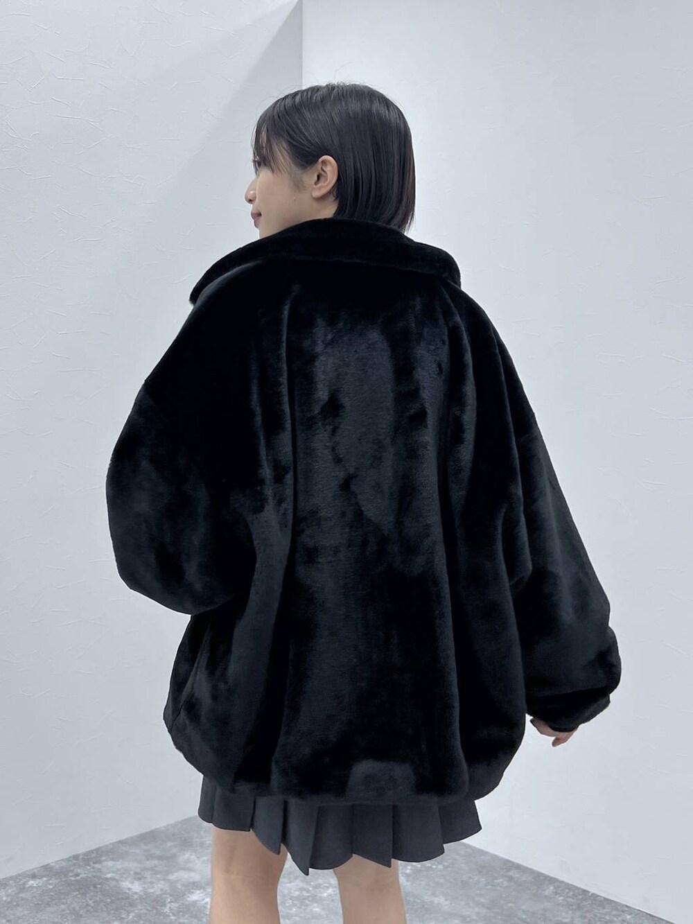 ブラック系のブルゾン、グレー系のその他パンツ、ブラック系のブーツを着用したレディースの秋コーディネートの3枚目の写真