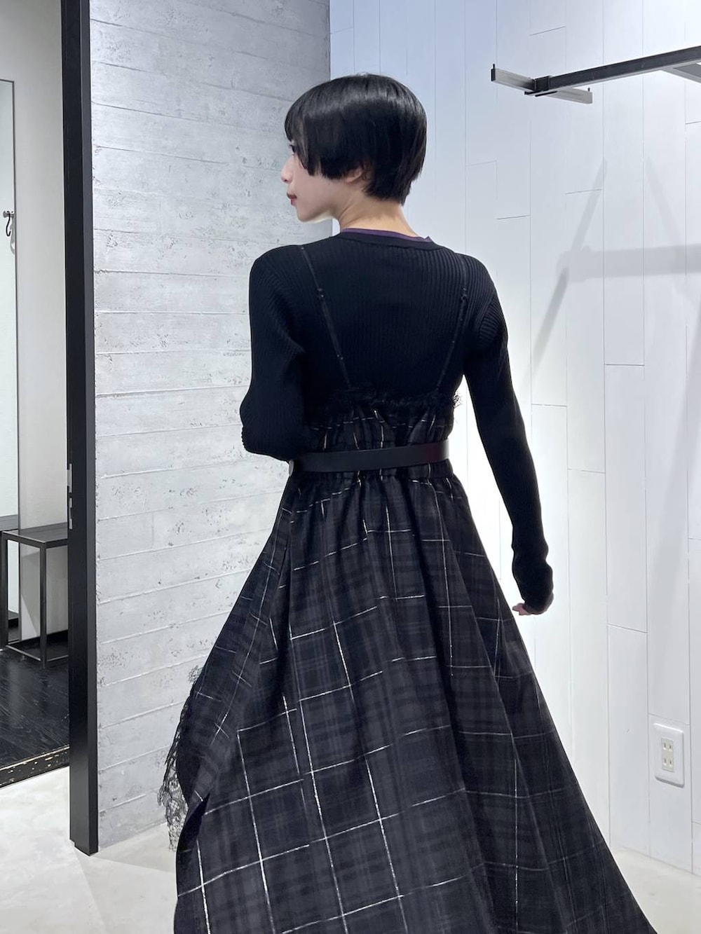 ブラック系のピーコート、ブラック系のニット/セーター、ブラック系のボストンバッグを着用したレディースの秋コーディネートの4枚目の写真