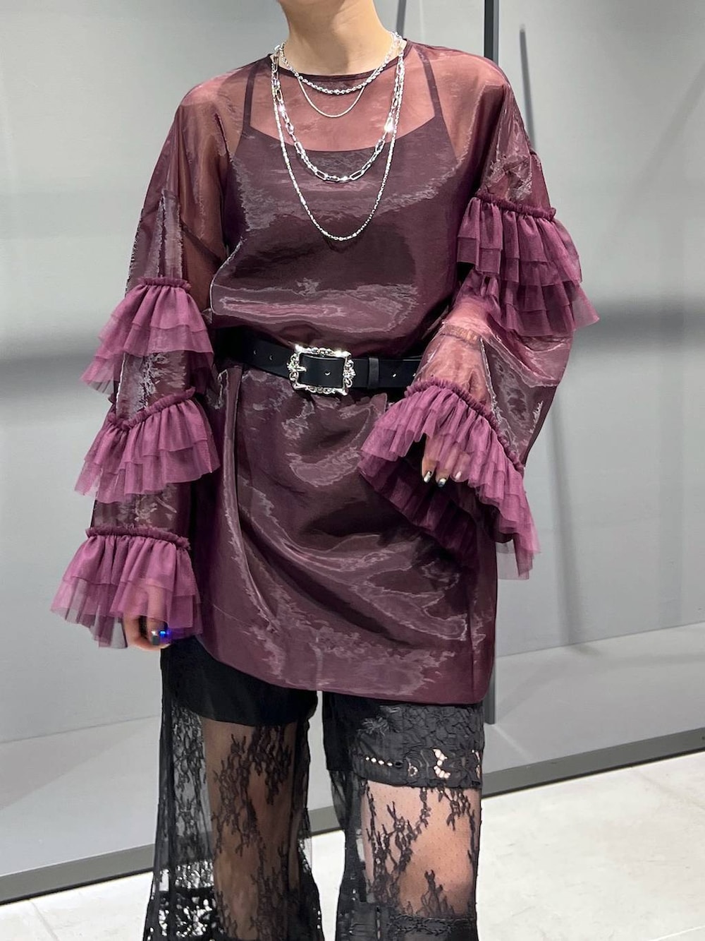 ブラック系のサンダル、ブラック系のその他パンツ、レッド系のシャツ/ブラウスを着用したレディースの夏コーディネートの2枚目の写真