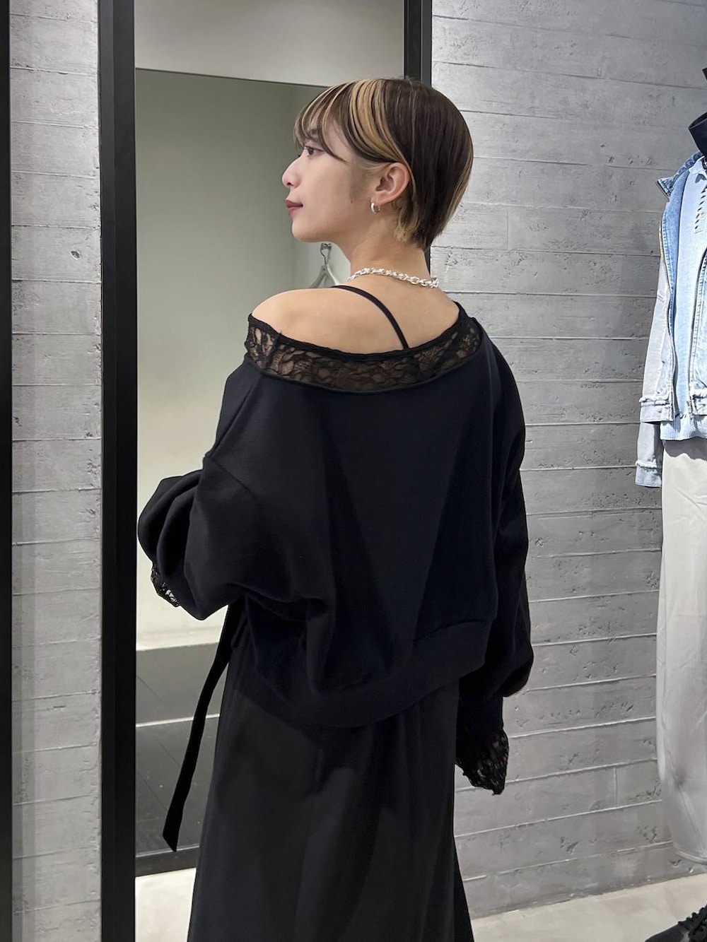 ブラック系のブーツ、ブラック系のブルゾン、ブラック系のスウェットを着用したレディースの冬コーディネートの6枚目の写真