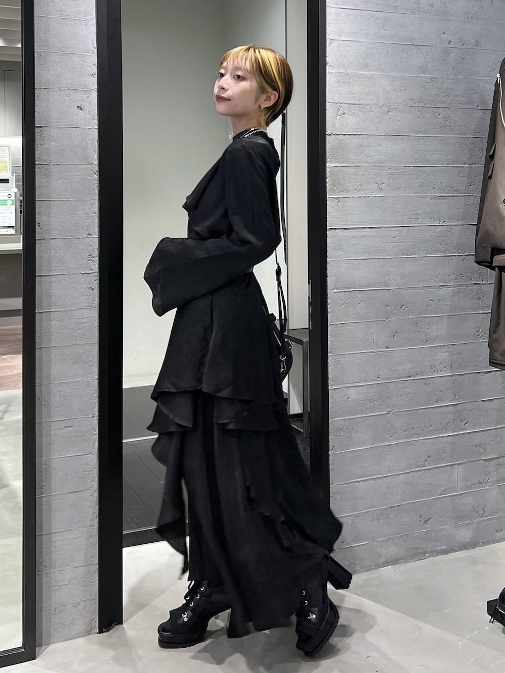 ブラック系のブーツ、ブラック系のショルダーバッグ、ブラック系のシャツ/ブラウスを着用したレディースの春コーディネートの5枚目の写真