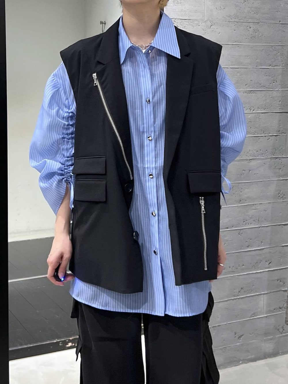 ブラック系のブーツ、ブラック系のテーラードジャケット、ブラック系のカーゴパンツを着用したレディースの春コーディネートの2枚目の写真