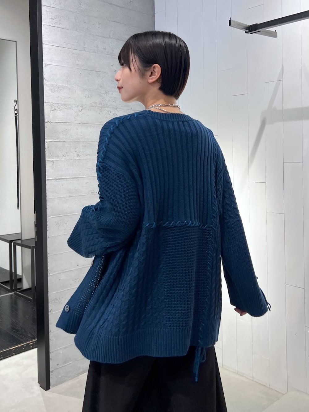 ブルー系のカーディガン/ボレロ、ブラック系のブーツ、ブラック系のその他パンツを着用したレディースの秋コーディネートの3枚目の写真