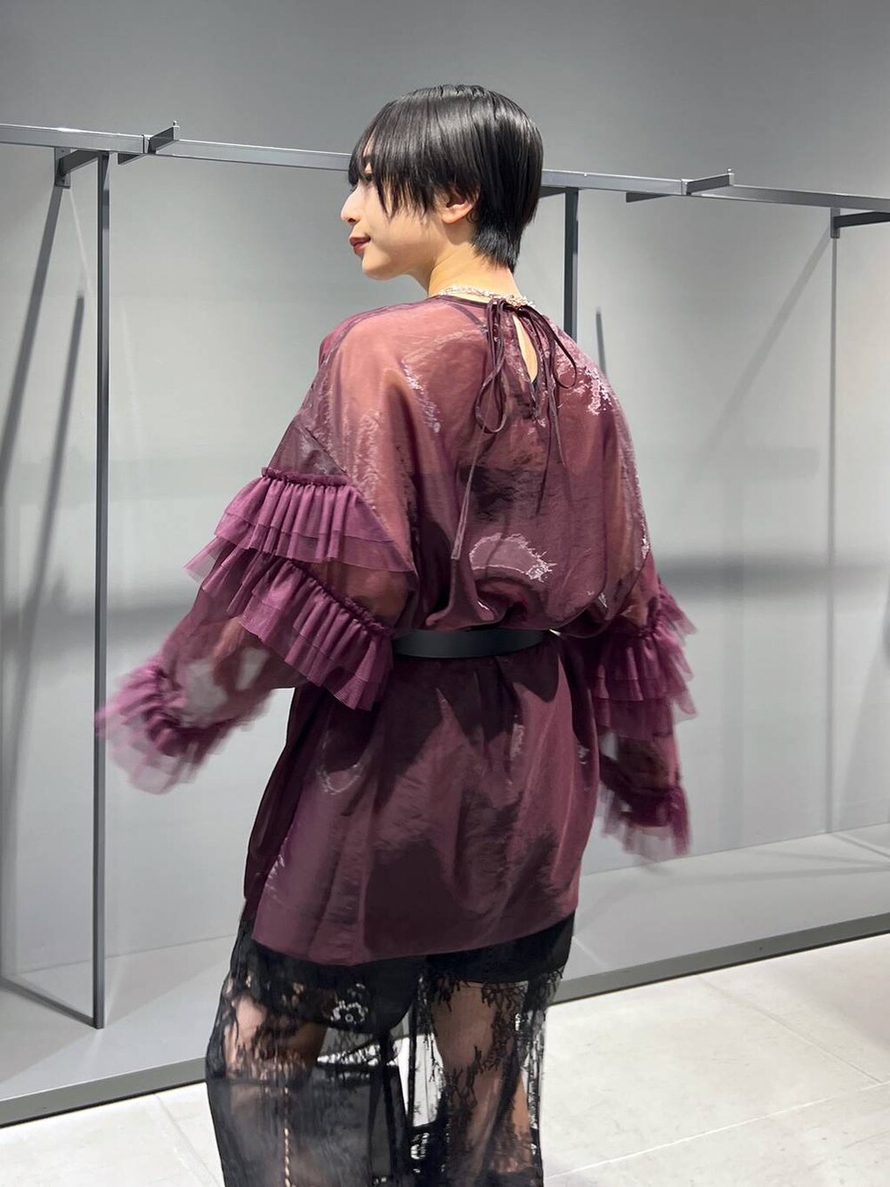 ブラック系のサンダル、ブラック系のその他パンツ、レッド系のシャツ/ブラウスを着用したレディースの夏コーディネートの3枚目の写真