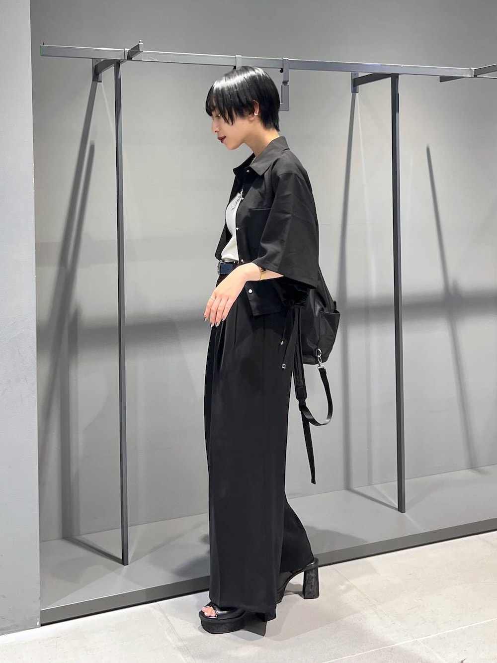 ブラック系のその他パンツ、ブラック系のサンダル、ブラック系のバックパック/リュックを着用したレディースの夏コーディネートの4枚目の写真