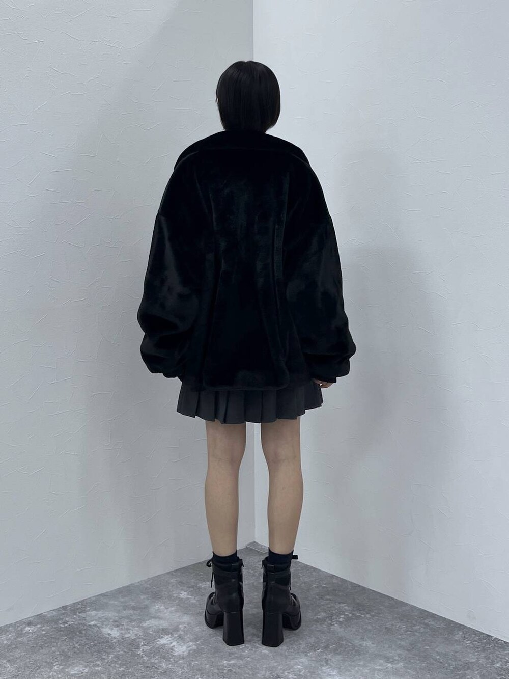 ブラック系のブルゾン、グレー系のその他パンツ、ブラック系のブーツを着用したレディースの秋コーディネートの7枚目の写真