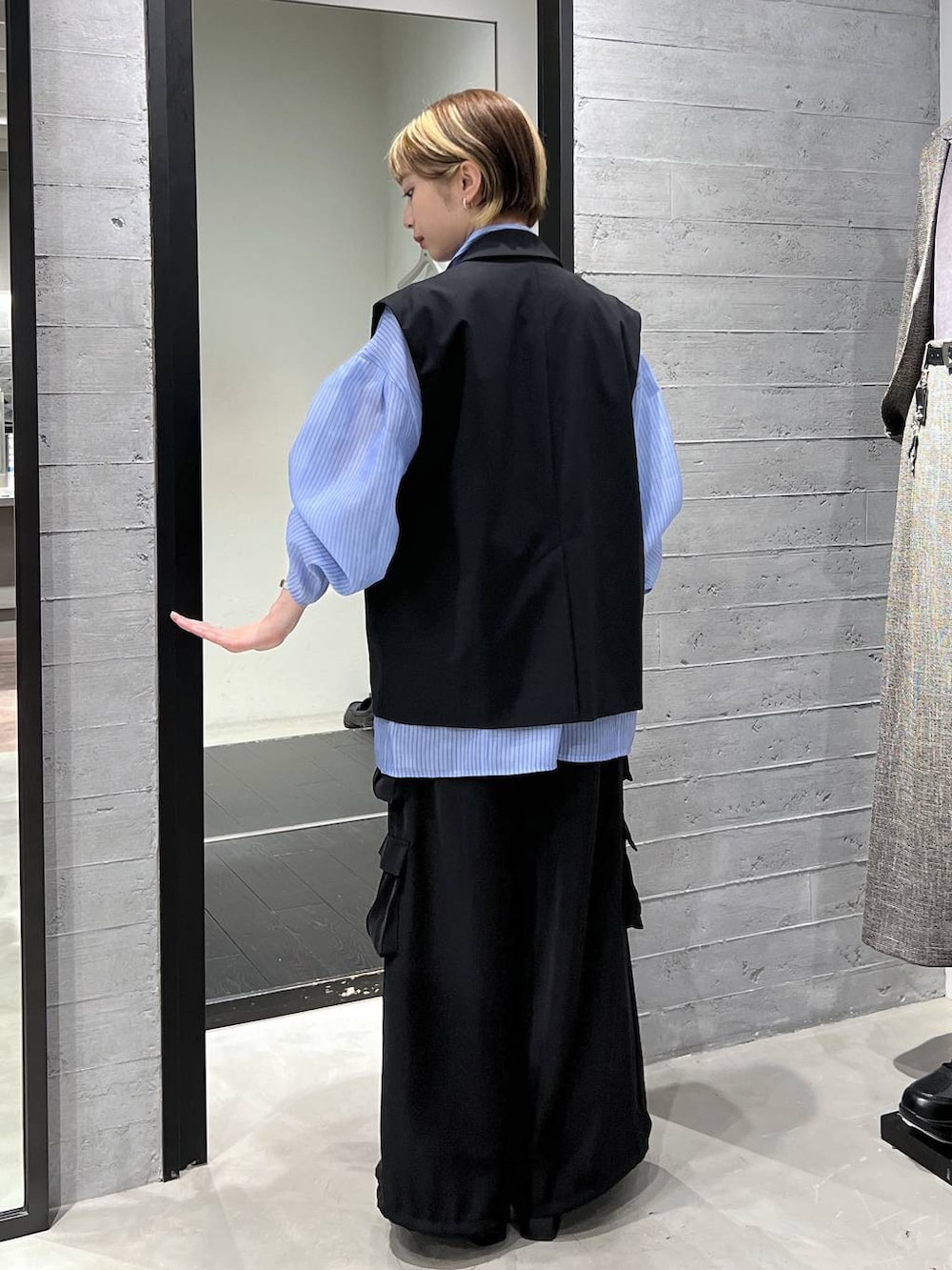 ブラック系のブーツ、ブラック系のテーラードジャケット、ブラック系のカーゴパンツを着用したレディースの春コーディネートの4枚目の写真