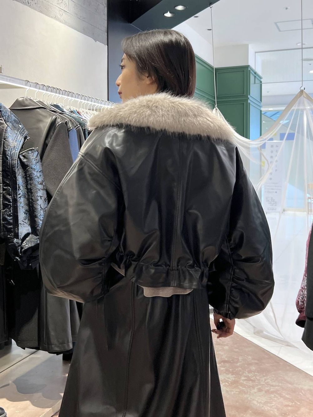 グレー系のニット/セーター、ブラック系のブーツ、ブラック系のブルゾンを着用したレディースの秋コーディネートの3枚目の写真