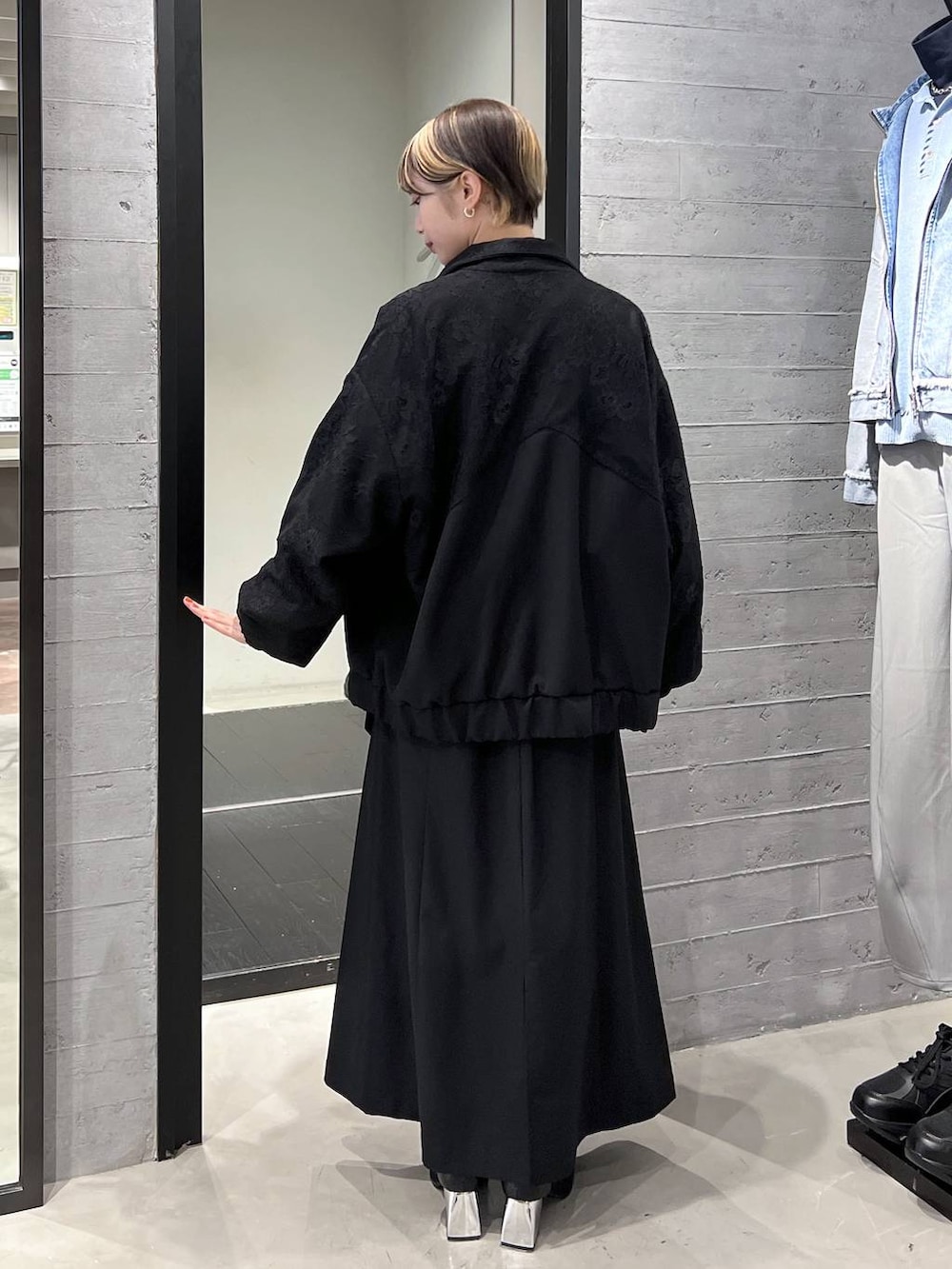 ブラック系のブーツ、ブラック系のブルゾン、ブラック系のスウェットを着用したレディースの冬コーディネートの8枚目の写真