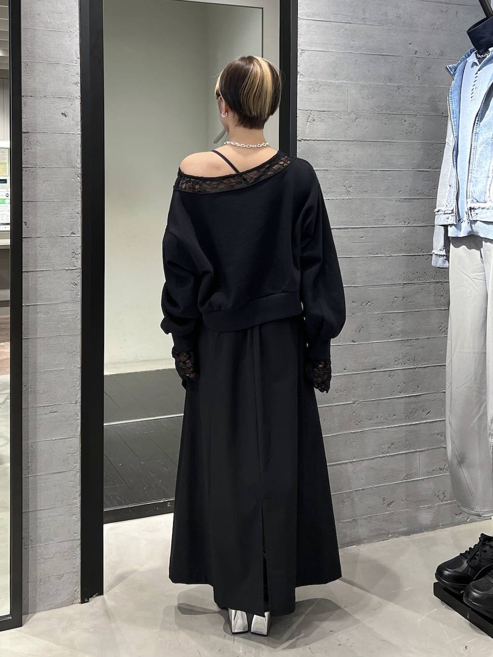 ブラック系のブーツ、ブラック系のブルゾン、ブラック系のスウェットを着用したレディースの冬コーディネートの7枚目の写真