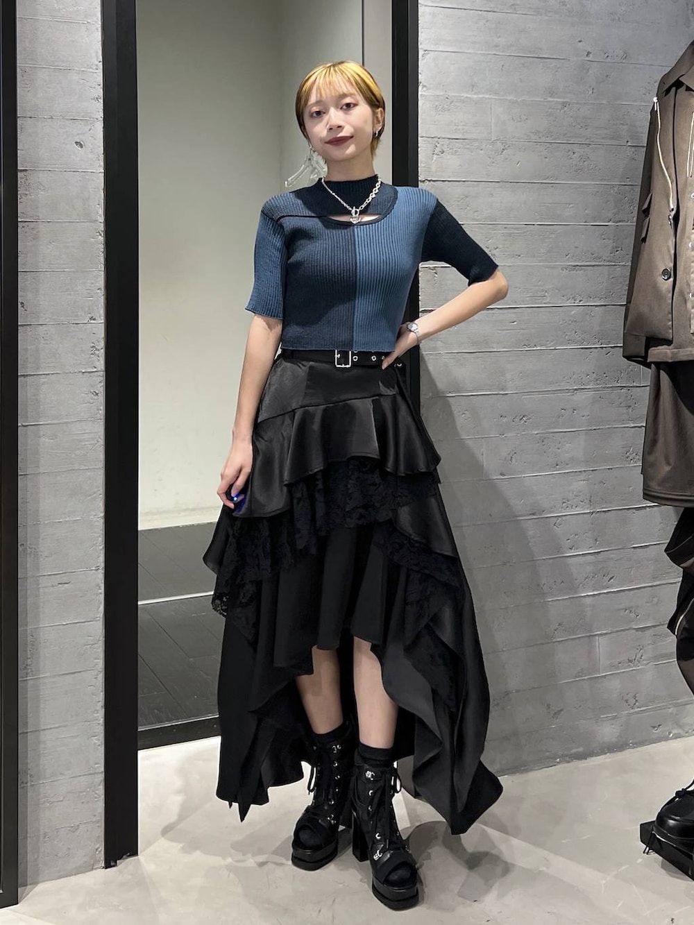 ブラック系のブーツ、ブラック系のスカート、ブラック系のブルゾンを着用したレディースの春コーディネートの4枚目の写真