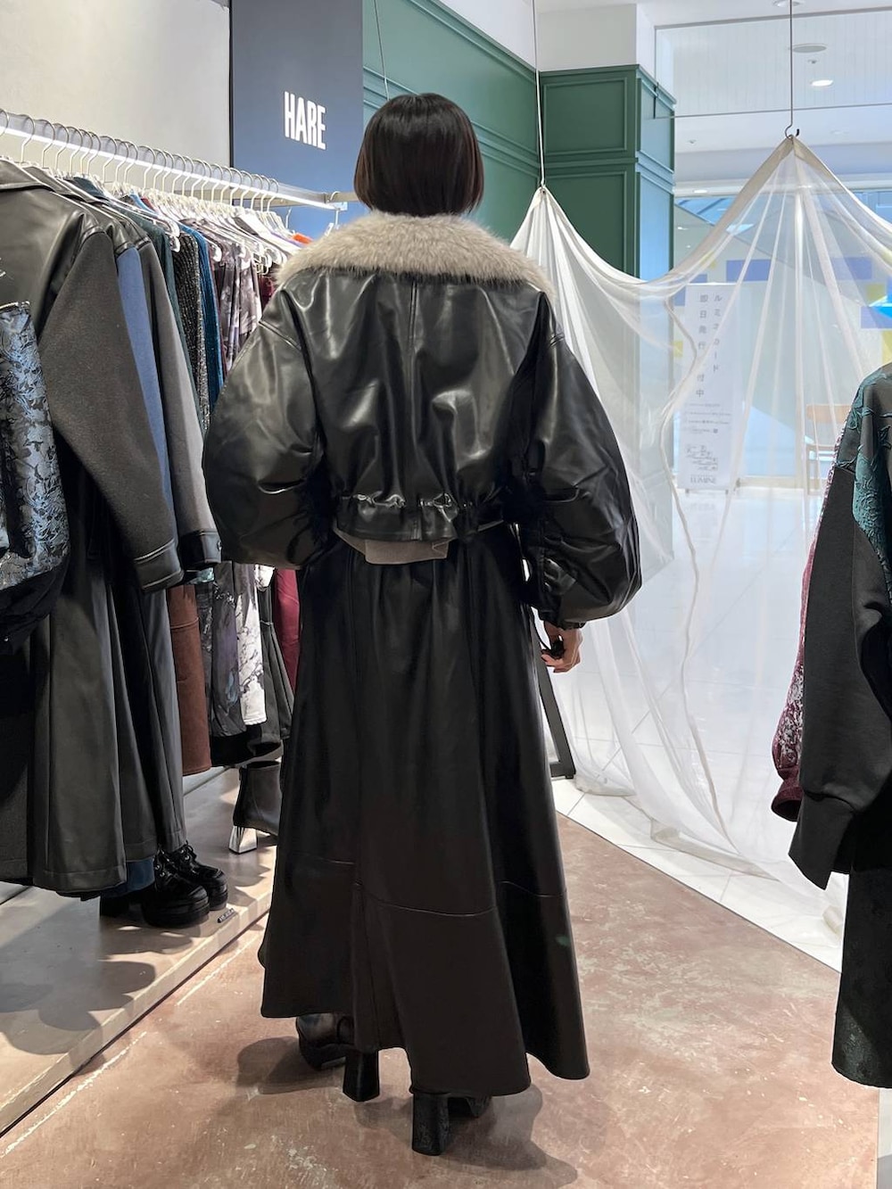 グレー系のニット/セーター、ブラック系のブーツ、ブラック系のブルゾンを着用したレディースの秋コーディネートの4枚目の写真