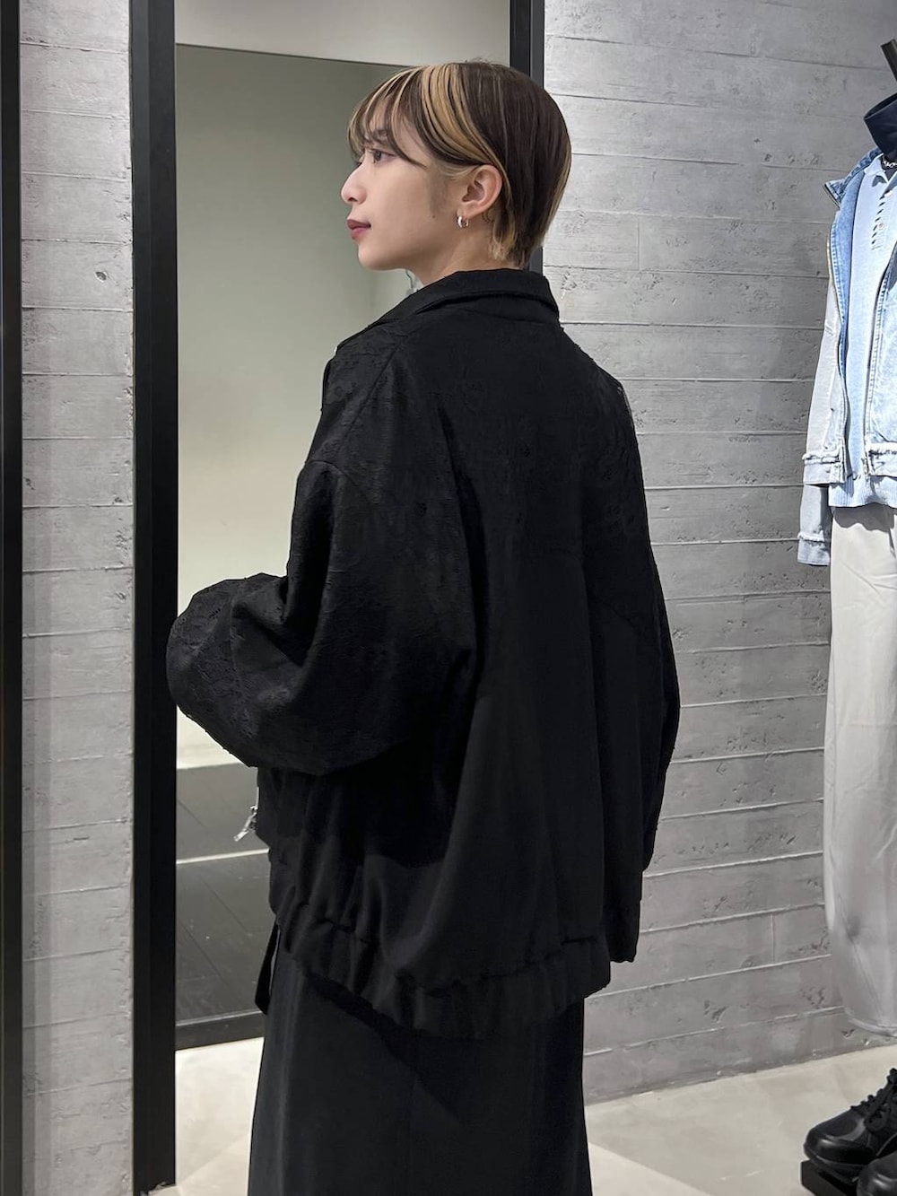 ブラック系のブーツ、ブラック系のブルゾン、ブラック系のスウェットを着用したレディースの冬コーディネートの3枚目の写真