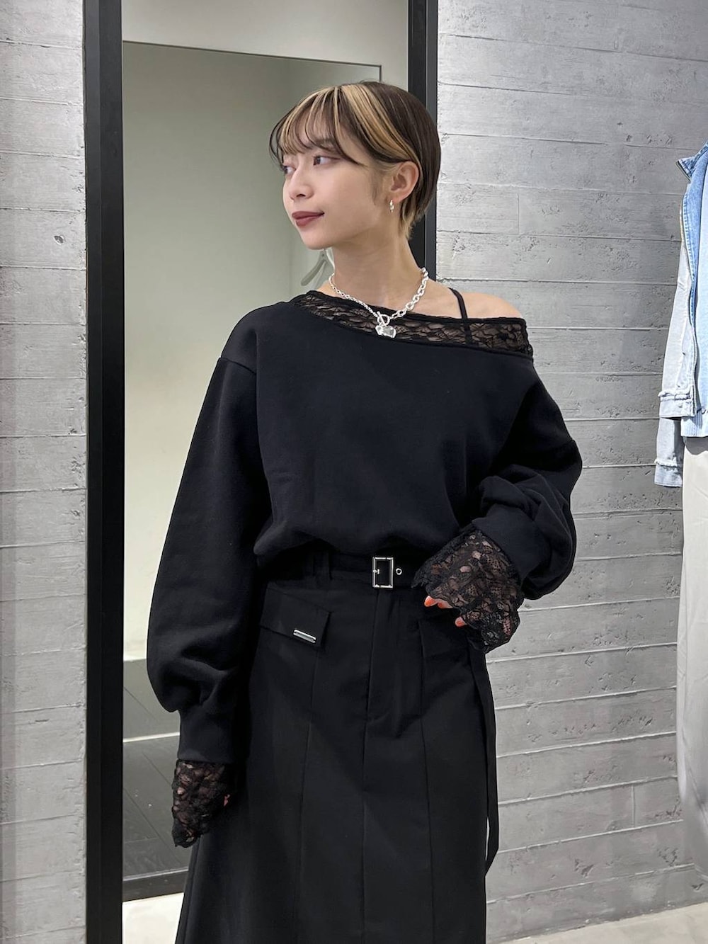 ブラック系のブーツ、ブラック系のブルゾン、ブラック系のスウェットを着用したレディースの冬コーディネートの5枚目の写真