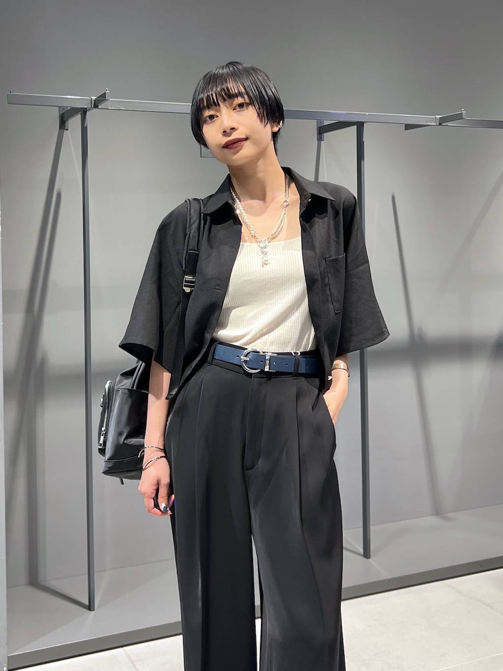 ブラック系のその他パンツ、ブラック系のサンダル、ブラック系のバックパック/リュックを着用したレディースの夏コーディネートの2枚目の写真