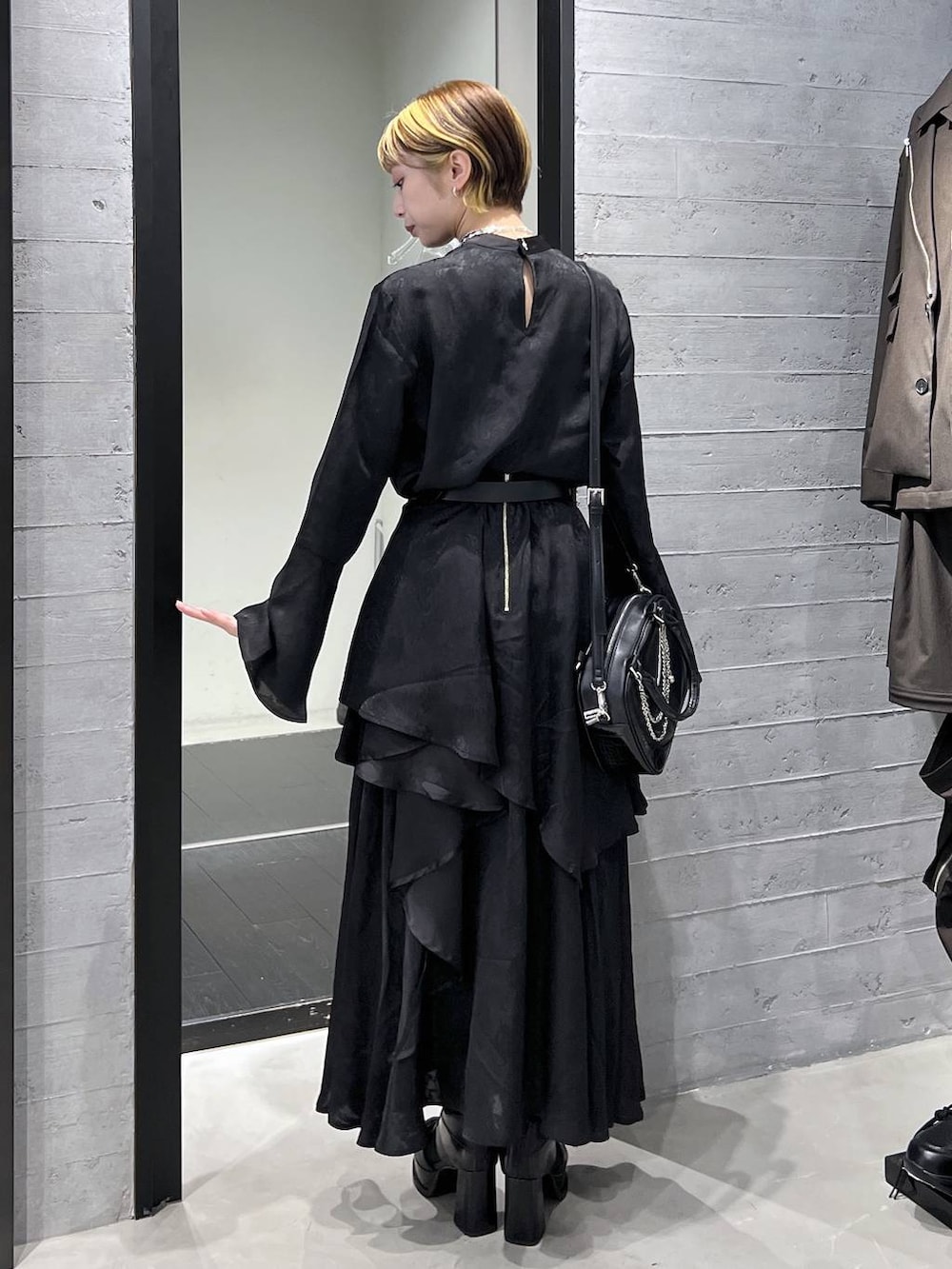 ブラック系のブーツ、ブラック系のショルダーバッグ、ブラック系のシャツ/ブラウスを着用したレディースの春コーディネートの6枚目の写真