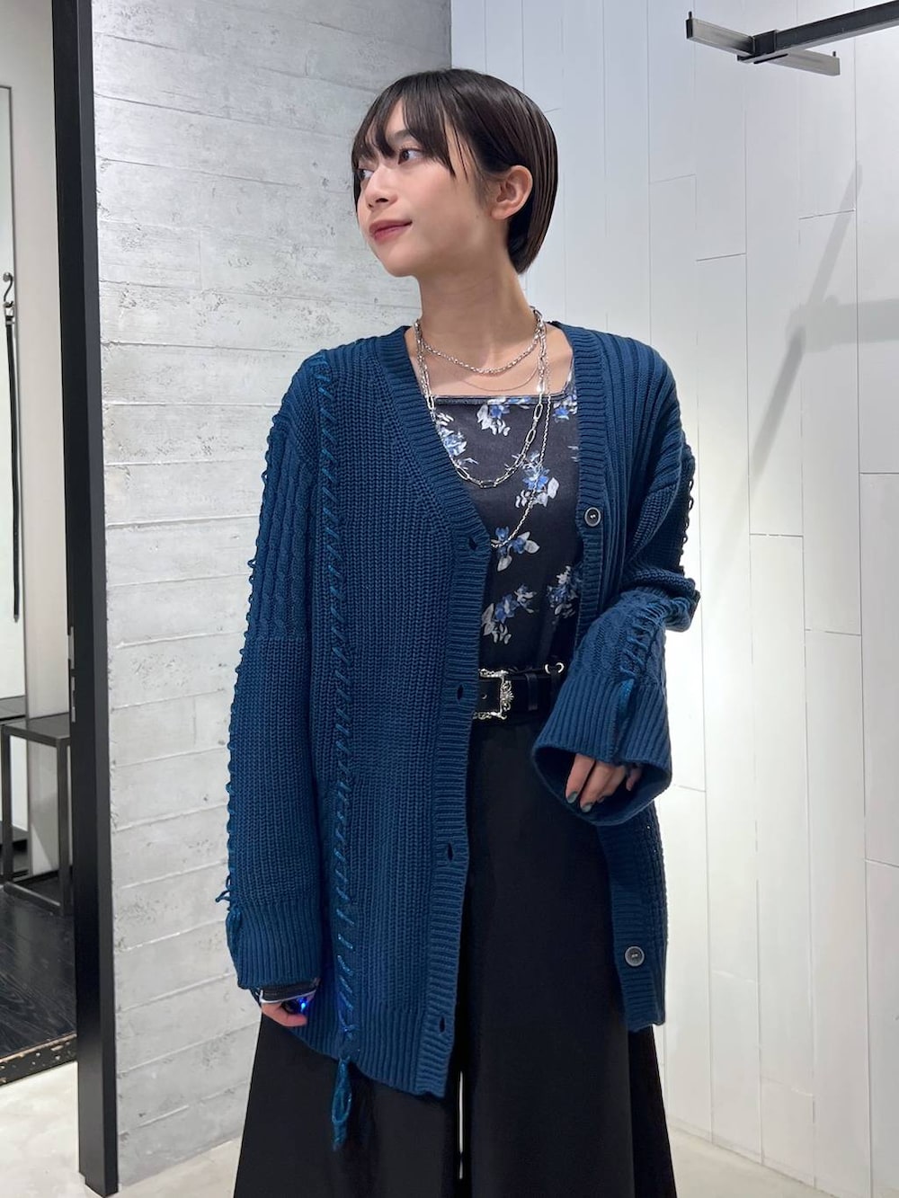 ブルー系のカーディガン/ボレロ、ブラック系のブーツ、ブラック系のその他パンツを着用したレディースの秋コーディネートの2枚目の写真