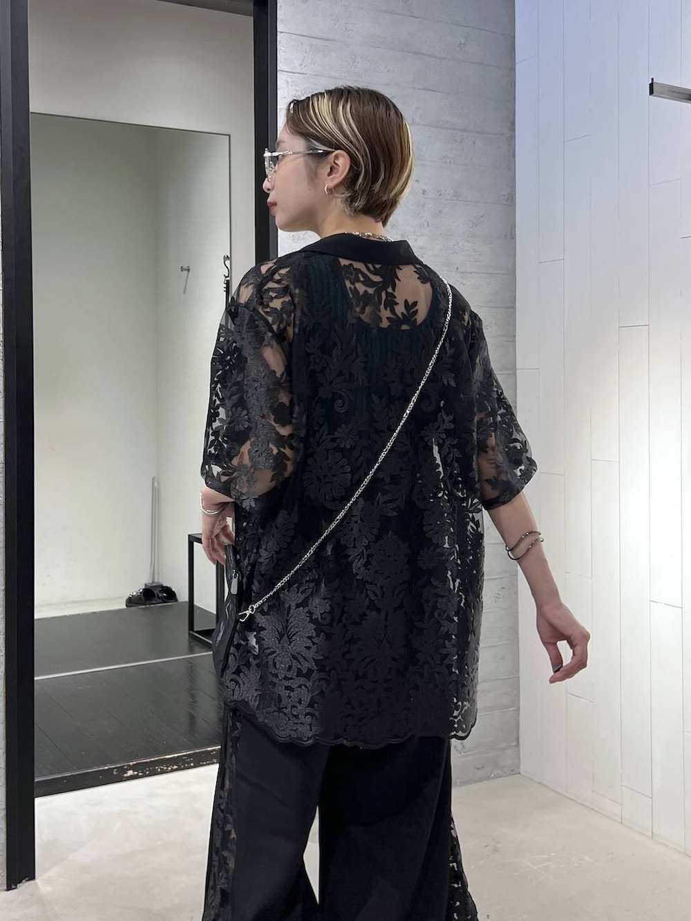 ブラック系のスラックス、ブラック系のシャツ/ブラウス、グリーン系のタンクトップを着用したレディースの夏コーディネートの3枚目の写真