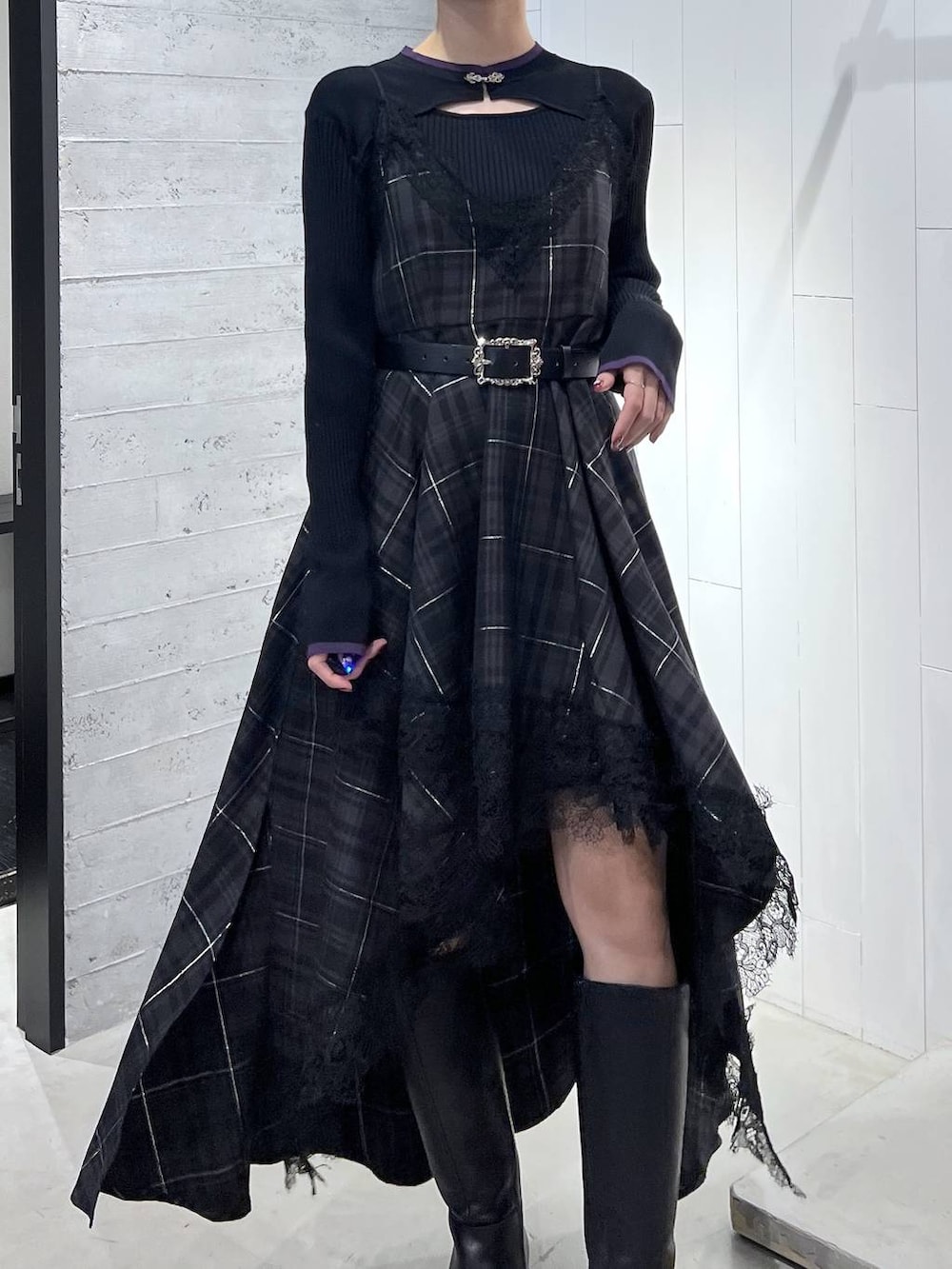 ブラック系のピーコート、ブラック系のニット/セーター、ブラック系のボストンバッグを着用したレディースの秋コーディネートの3枚目の写真