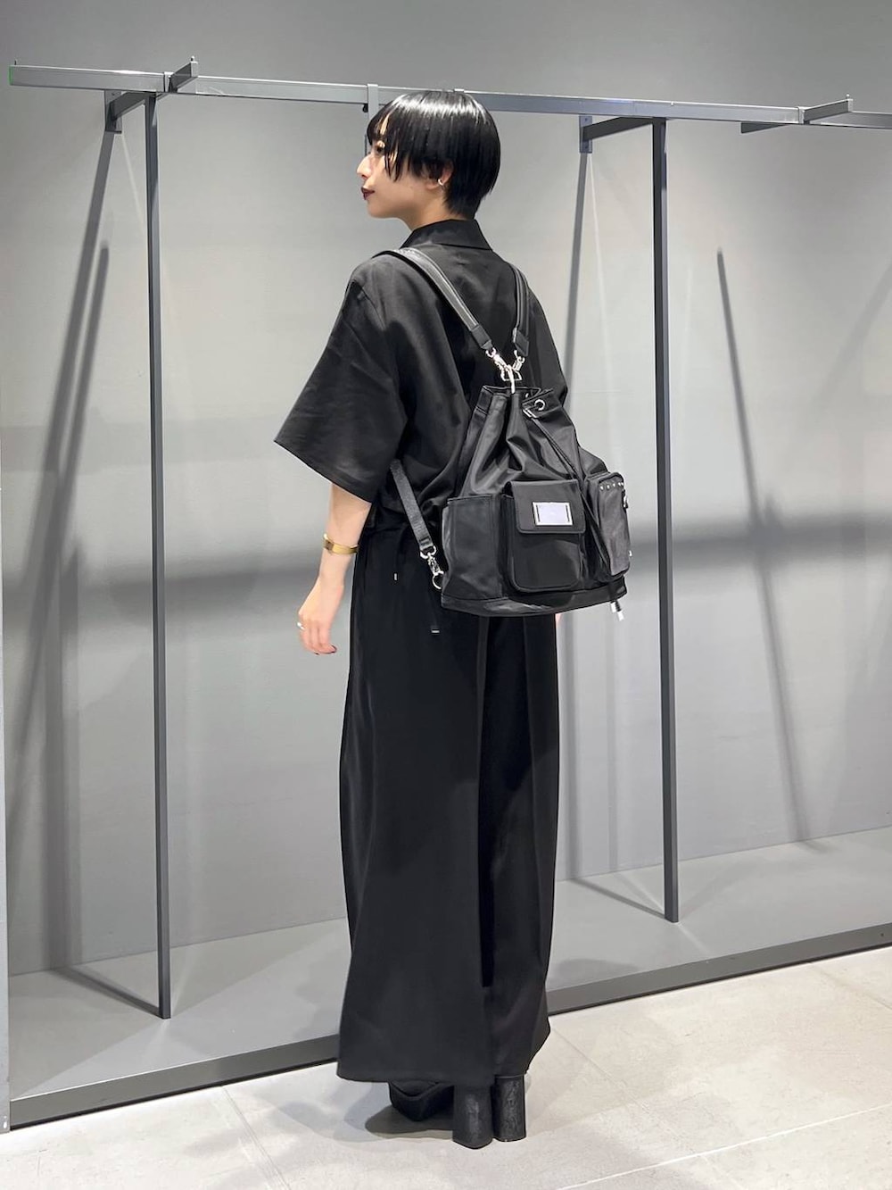 ブラック系のその他パンツ、ブラック系のサンダル、ブラック系のバックパック/リュックを着用したレディースの夏コーディネートの5枚目の写真