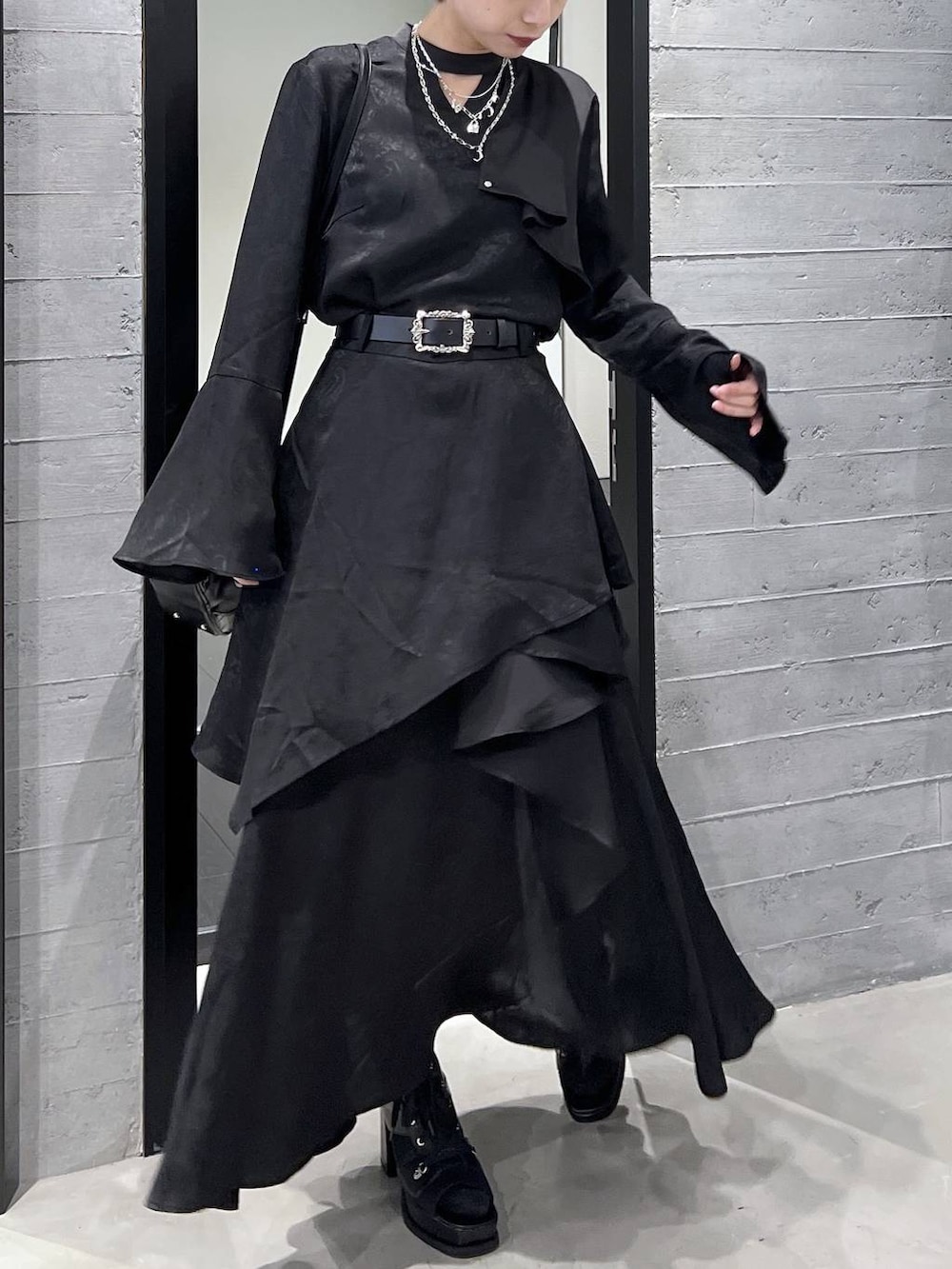 ブラック系のブーツ、ブラック系のショルダーバッグ、ブラック系のシャツ/ブラウスを着用したレディースの春コーディネートの4枚目の写真