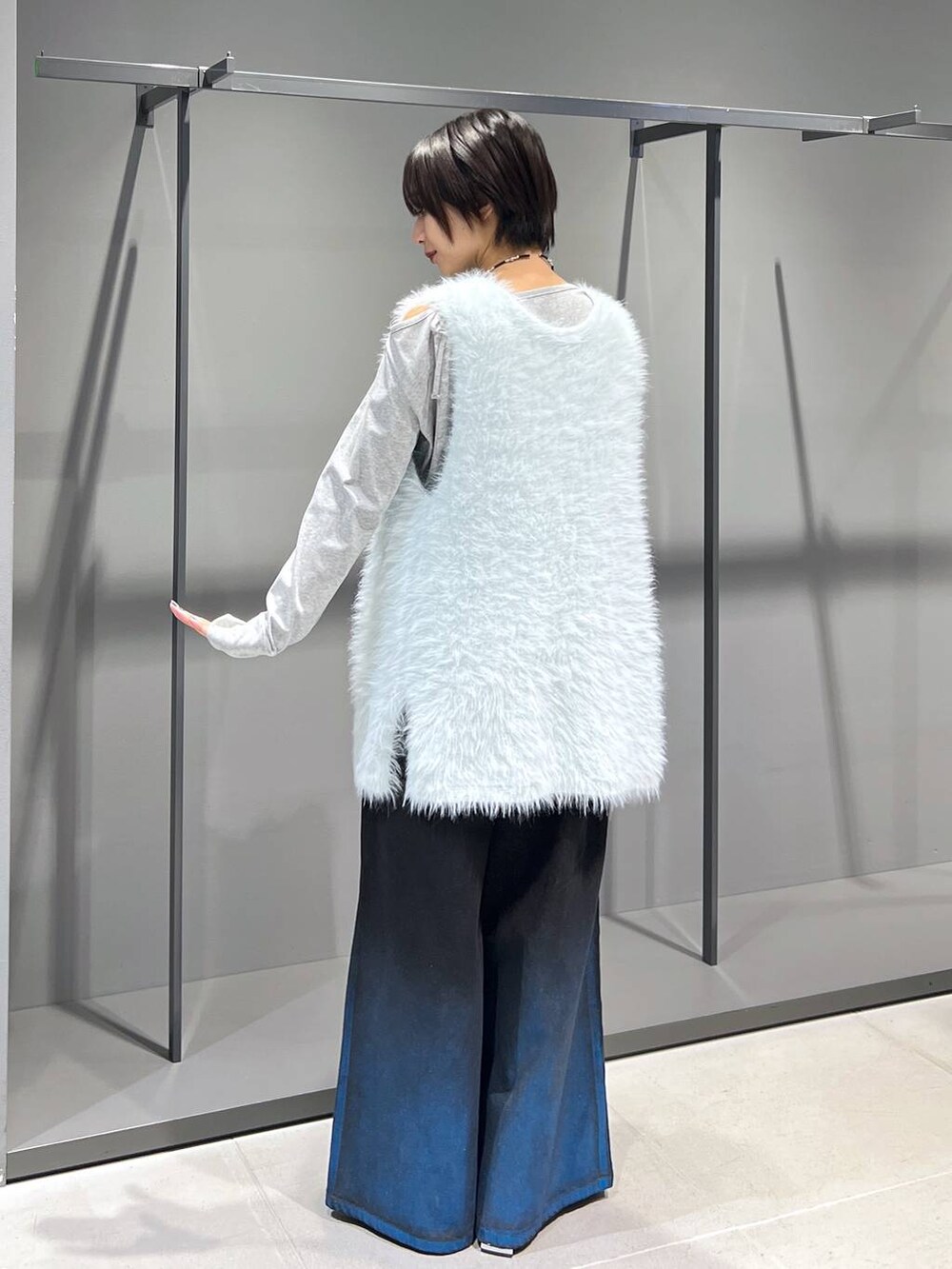 グリーン系のカーディガン/ボレロ、グレー系のTシャツ/カットソー、ブラック系のブーツを着用したレディースの秋コーディネートの5枚目の写真