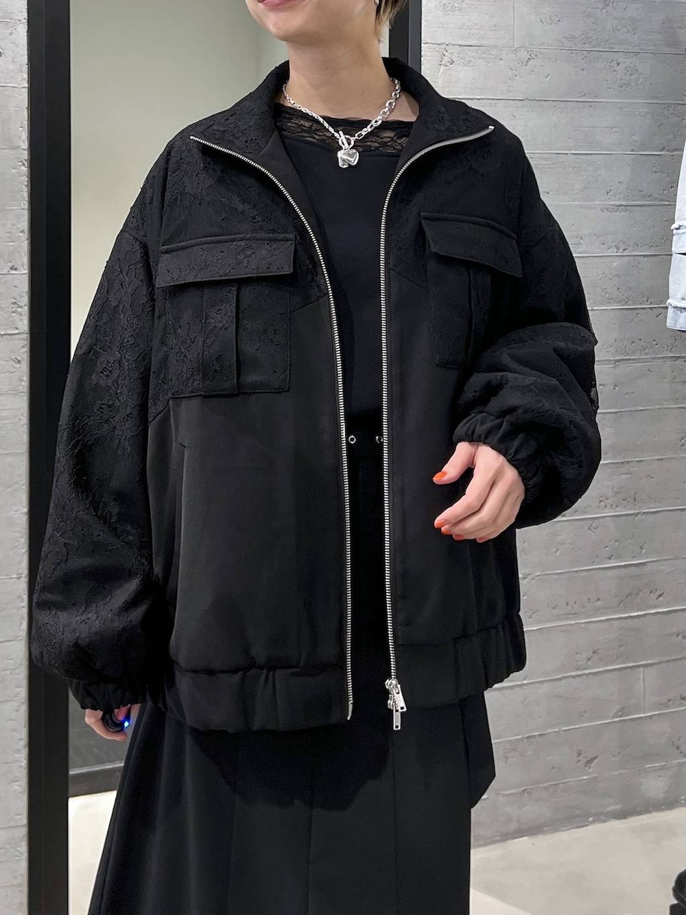 ブラック系のブーツ、ブラック系のブルゾン、ブラック系のスウェットを着用したレディースの冬コーディネートの2枚目の写真