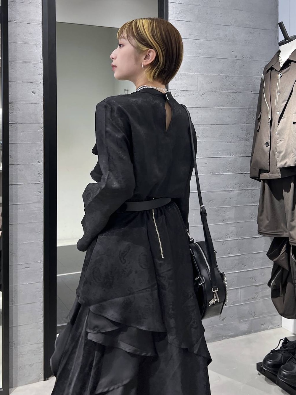 ブラック系のブーツ、ブラック系のショルダーバッグ、ブラック系のシャツ/ブラウスを着用したレディースの春コーディネートの3枚目の写真