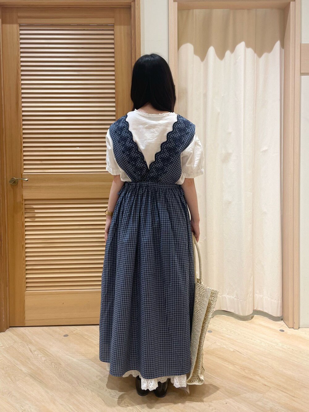 ブルー系のワンピース、ホワイト系のシャツ/ブラウス、ホワイト系のスカートを着用したレディースの夏コーディネートの3枚目の写真