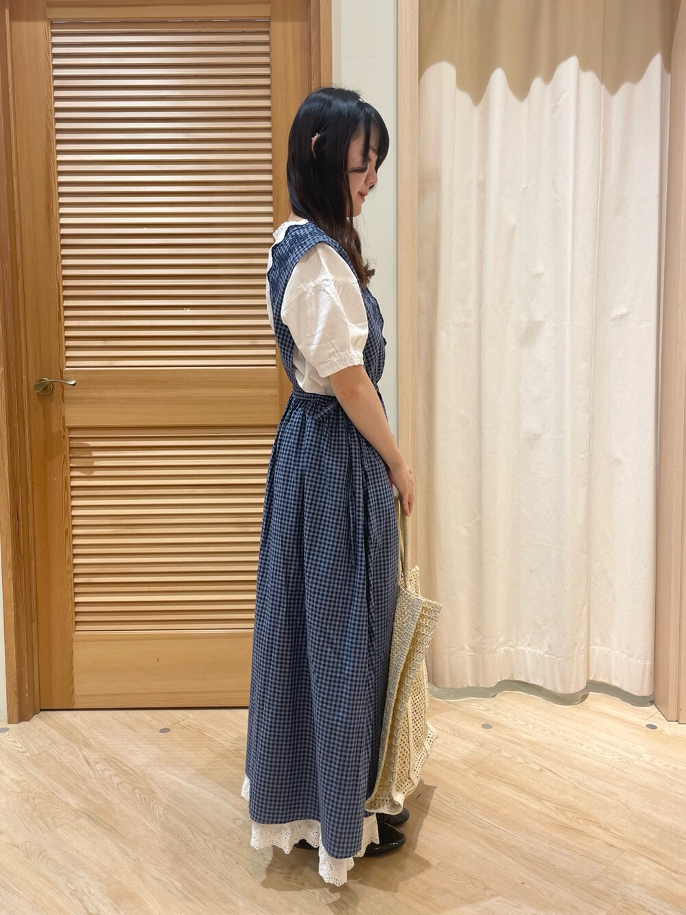 ブルー系のワンピース、ホワイト系のシャツ/ブラウス、ホワイト系のスカートを着用したレディースの夏コーディネートの2枚目の写真