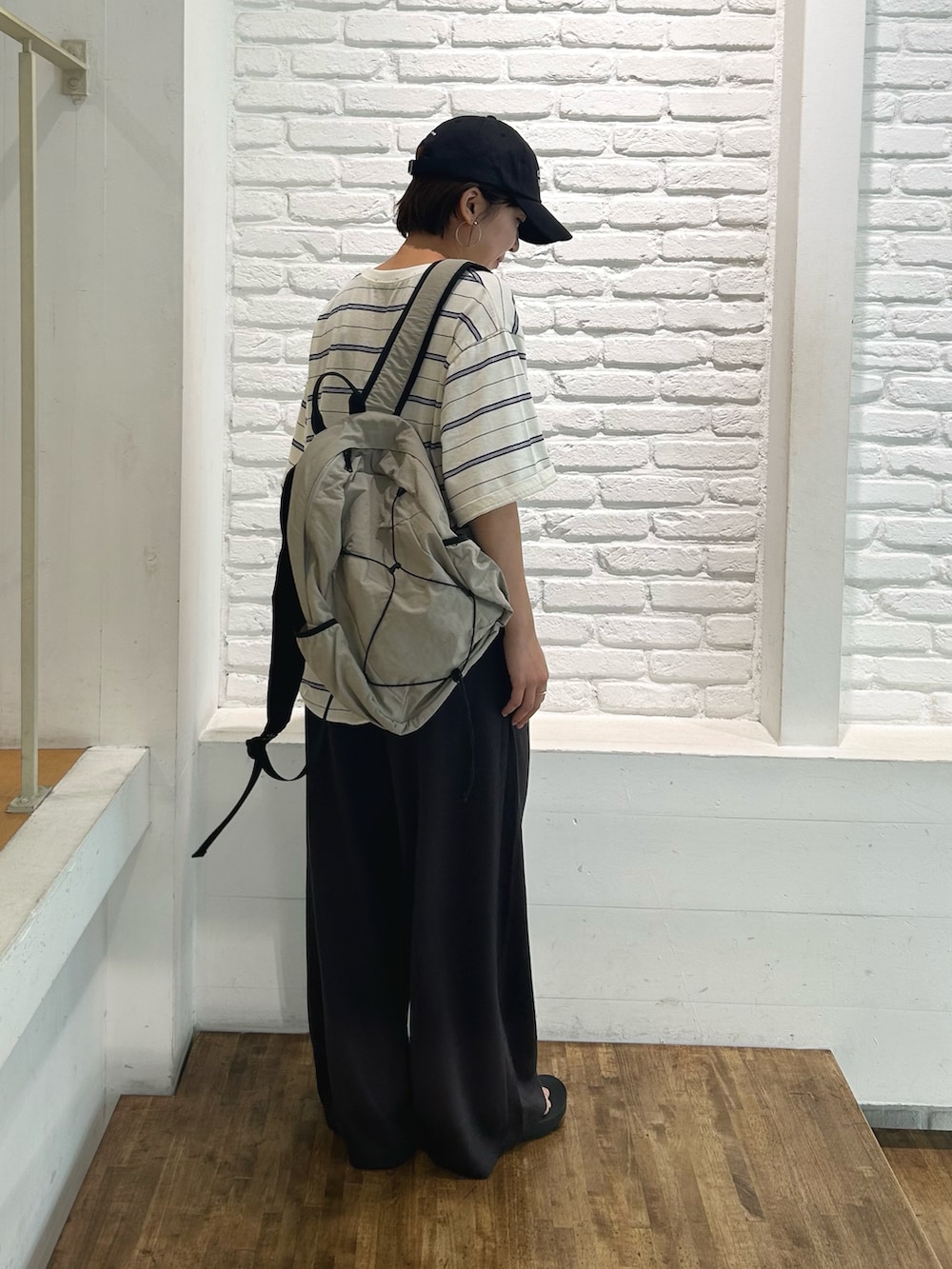 ホワイト系のTシャツ/カットソー、グレー系のその他パンツ、グレー系のバックパック/リュックを着用したレディースの夏コーディネートの3枚目の写真
