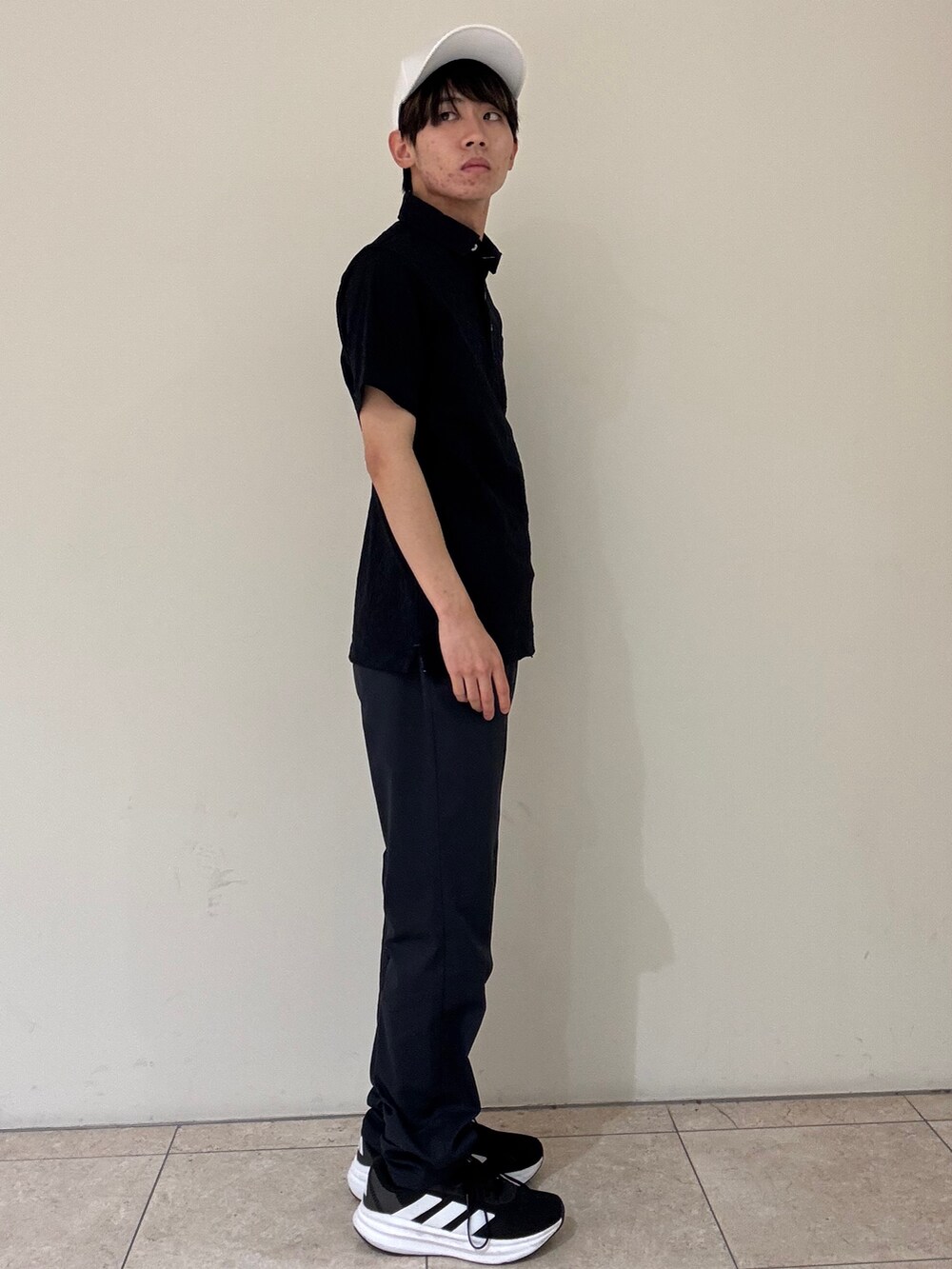 ブルー系のその他パンツ、ブルー系のポロシャツ、ホワイト系のキャップを着用したメンズの夏コーディネートの4枚目の写真