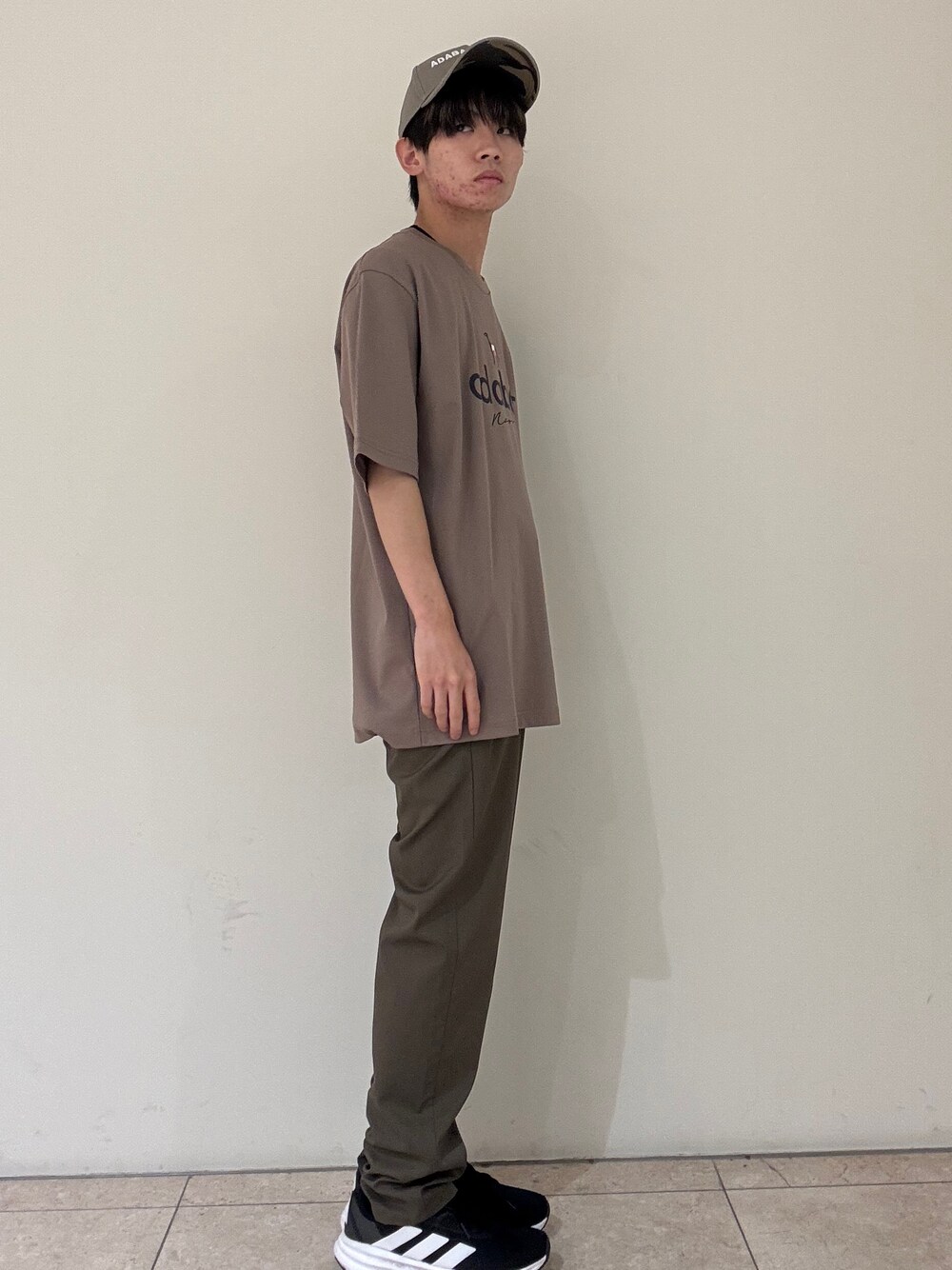 ブラウン系のTシャツ/カットソー、ブラウン系のその他パンツ、ブラウン系のキャップを着用したメンズの夏コーディネートの4枚目の写真