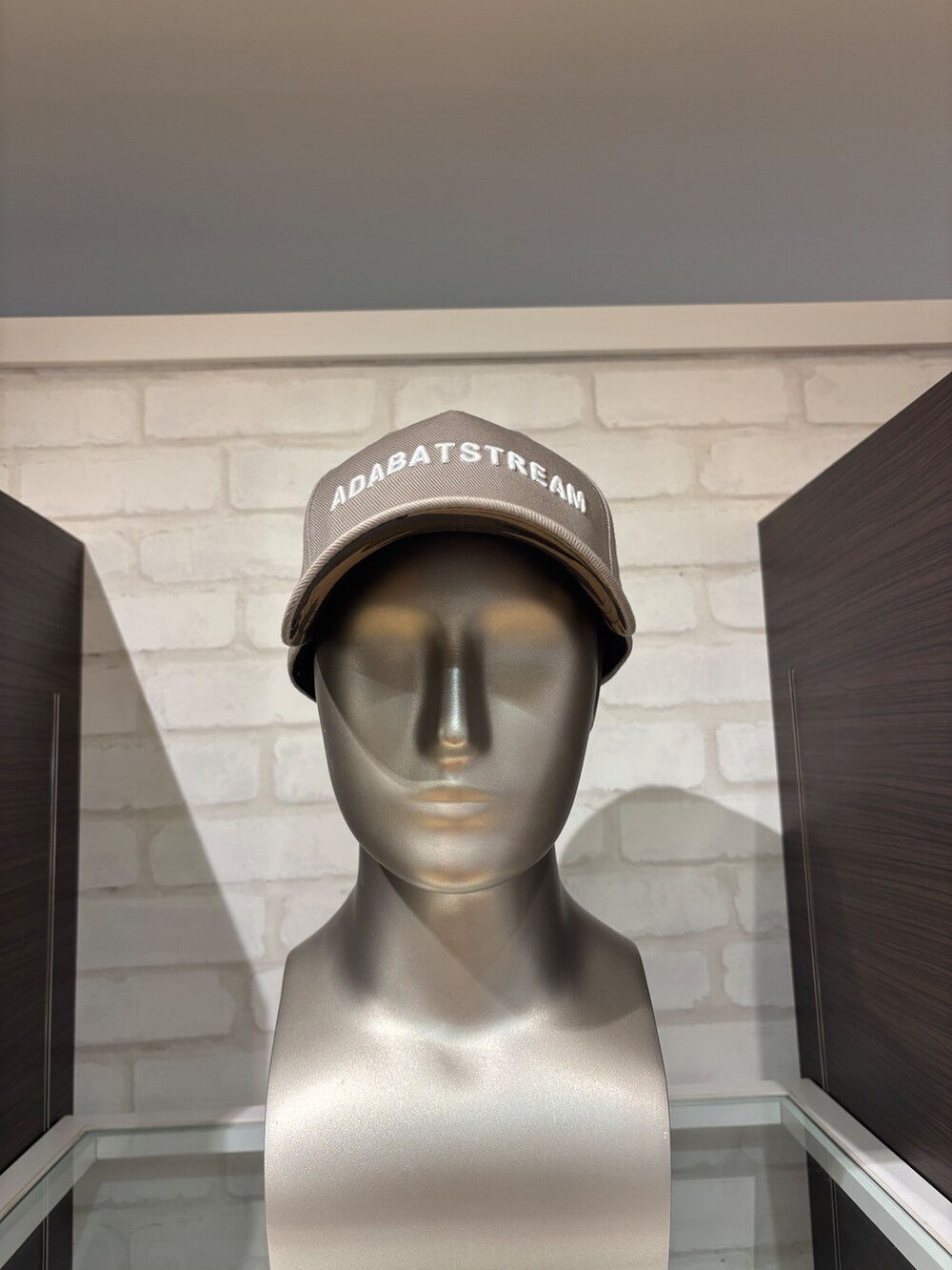 ブラウン系のTシャツ/カットソー、ブラウン系のその他パンツ、ブラウン系のキャップを着用したメンズの夏コーディネートの5枚目の写真