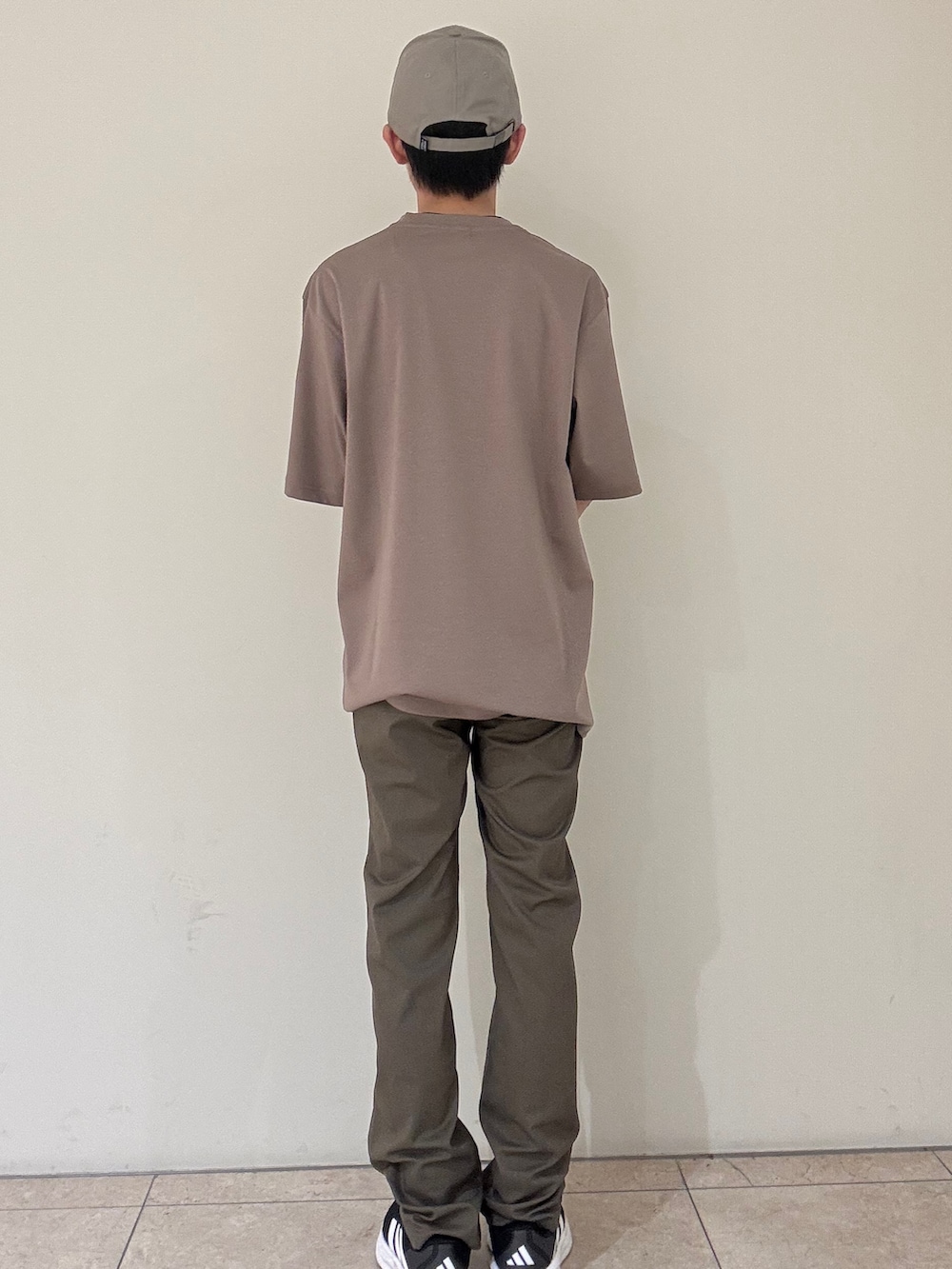ブラウン系のTシャツ/カットソー、ブラウン系のその他パンツ、ブラウン系のキャップを着用したメンズの夏コーディネートの3枚目の写真