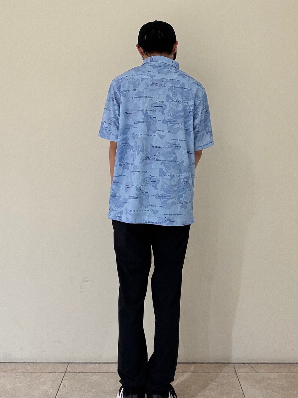 ブルー系のポロシャツ、ブラック系のその他パンツ、ブラック系のキャップを着用したメンズの夏コーディネートの3枚目の写真