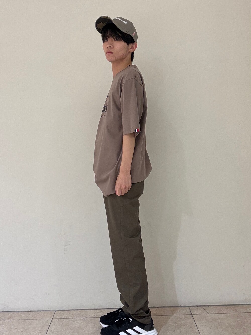 ブラウン系のTシャツ/カットソー、ブラウン系のその他パンツ、ブラウン系のキャップを着用したメンズの夏コーディネートの2枚目の写真