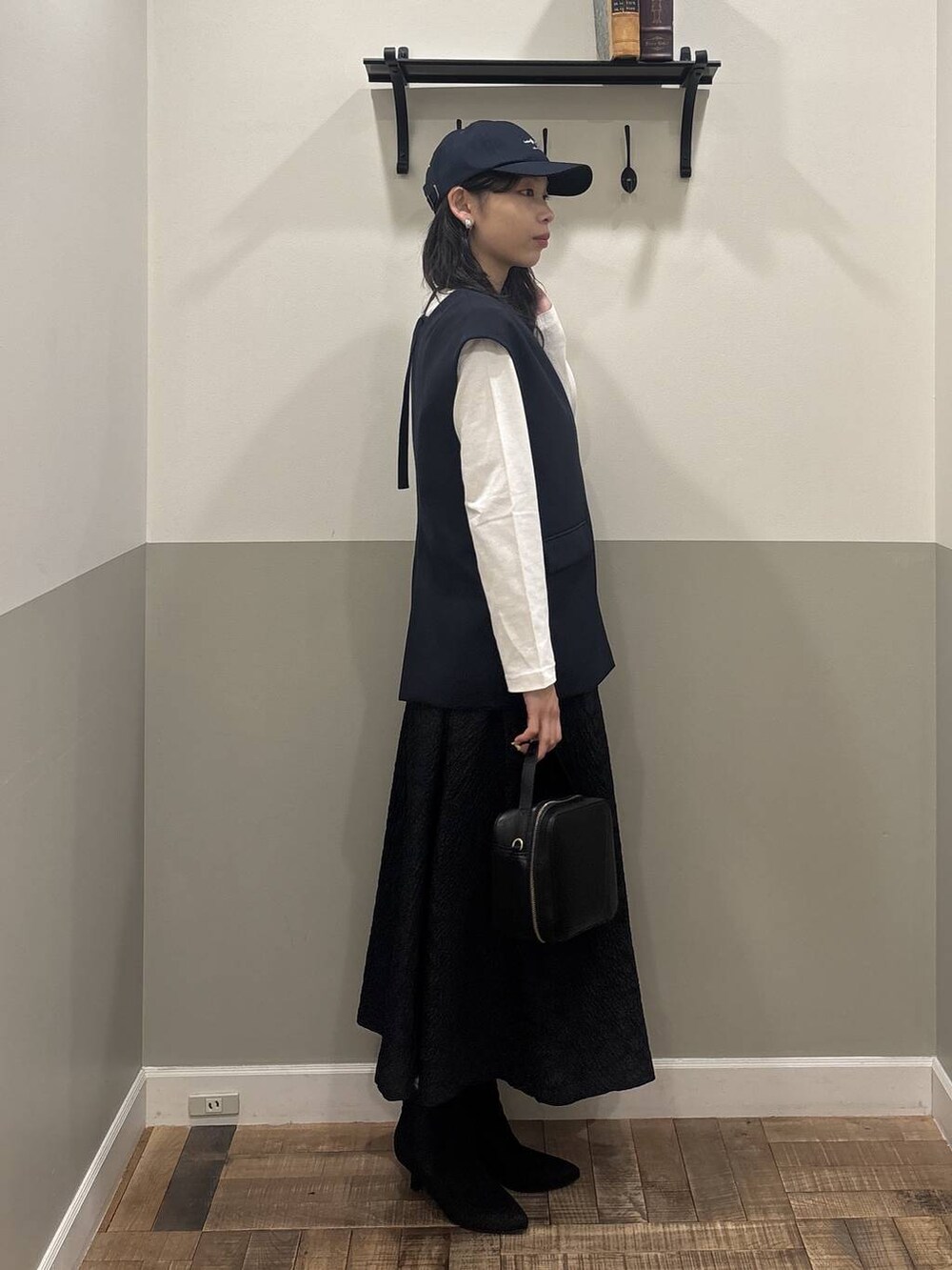 ブルー系のスーツセット、ブラック系のショルダーバッグ、ホワイト系のTシャツ/カットソーを着用したレディースの冬コーディネートの2枚目の写真